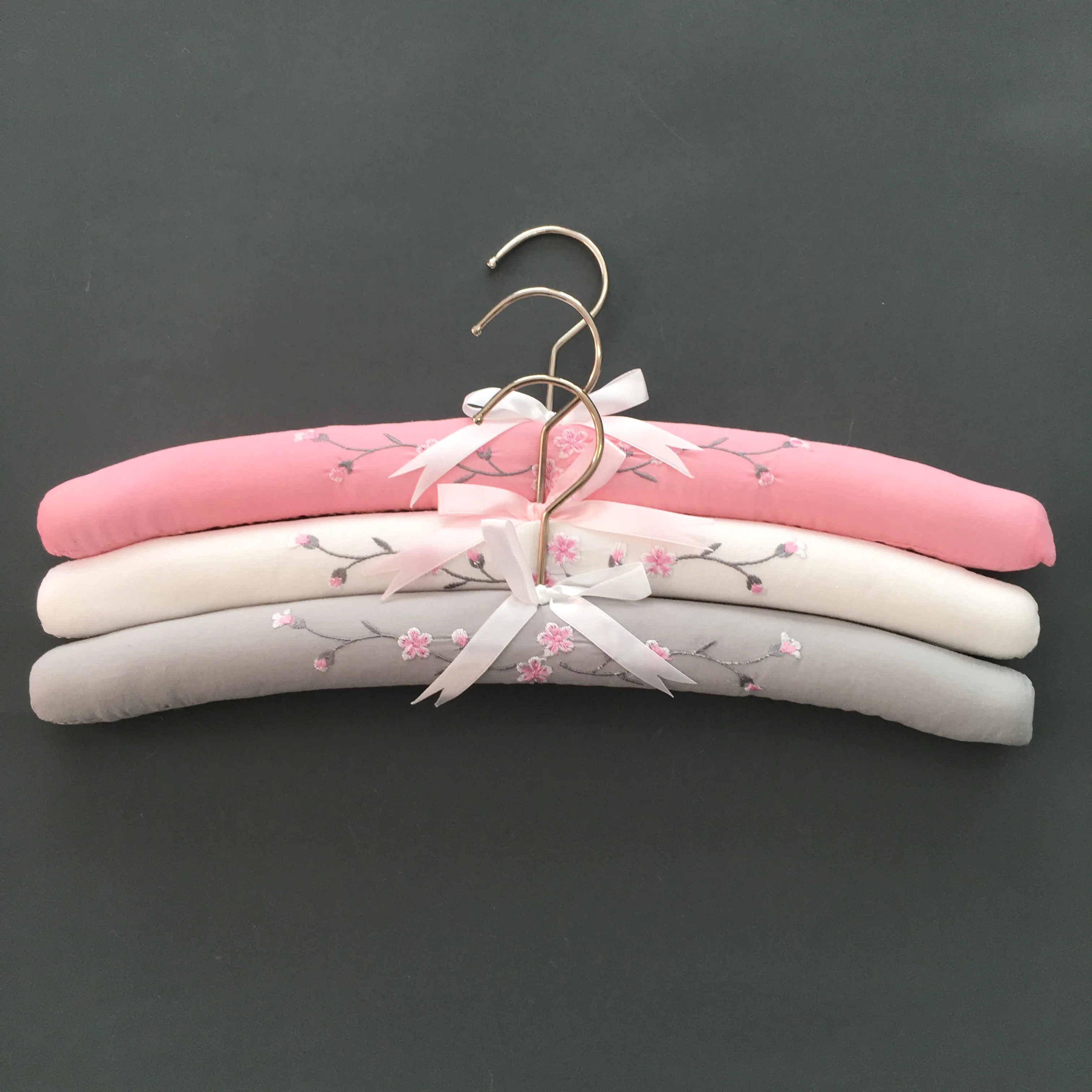 China Hot-Selling Clothes Coat Hangers Wholesale