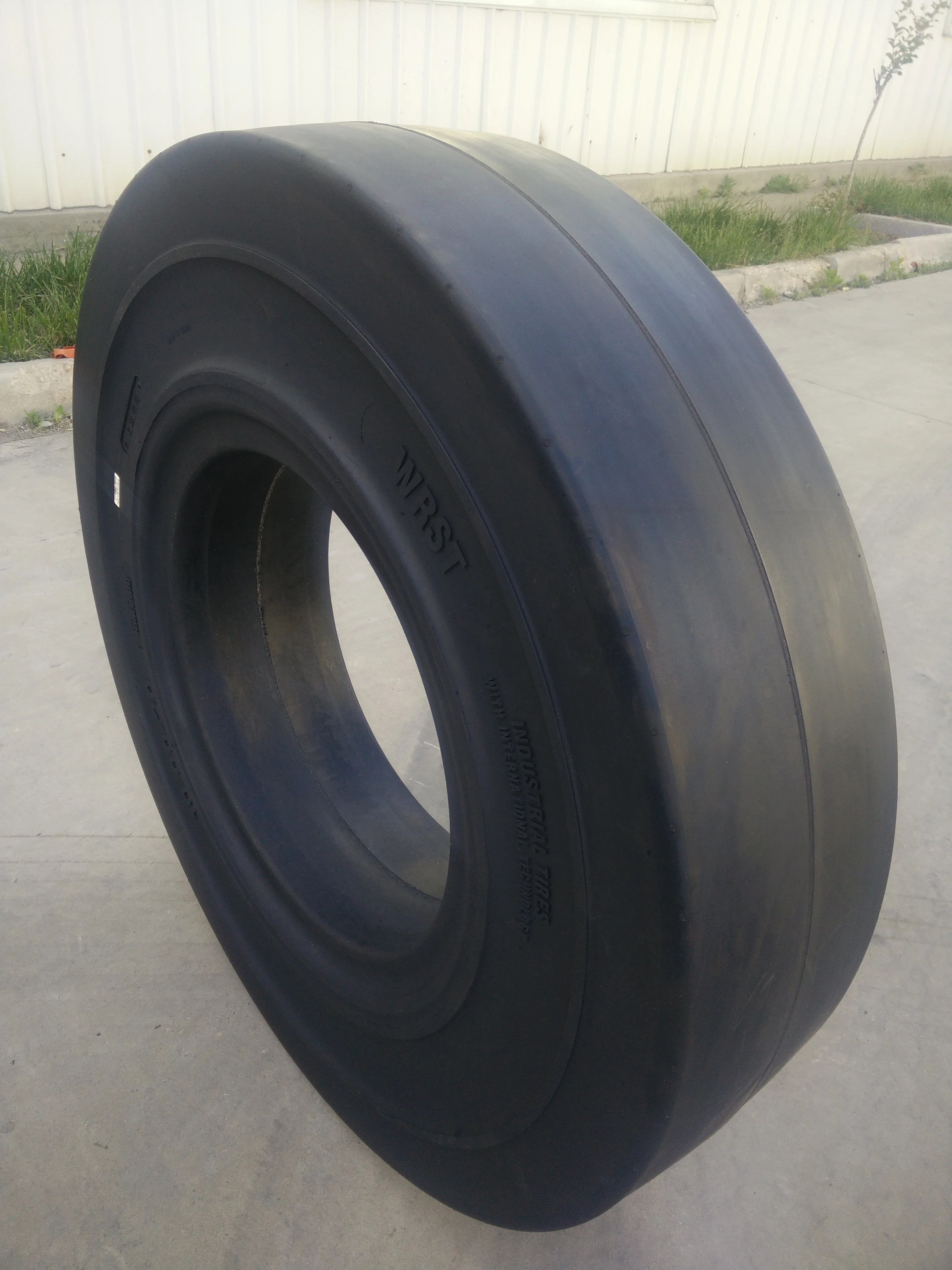 no puncture forklift solid tyre 11.00-20 for heavy duty forklift