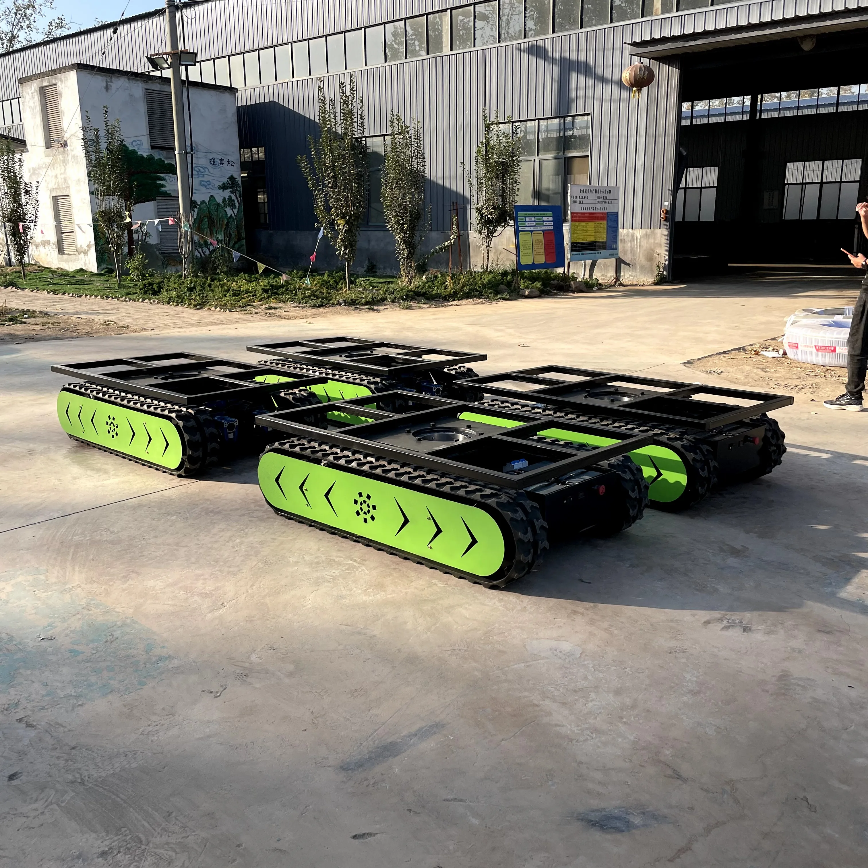 Quality Guarantee Rubber Tracks Crawler Electric Remote Control Chassis With Rotary Support