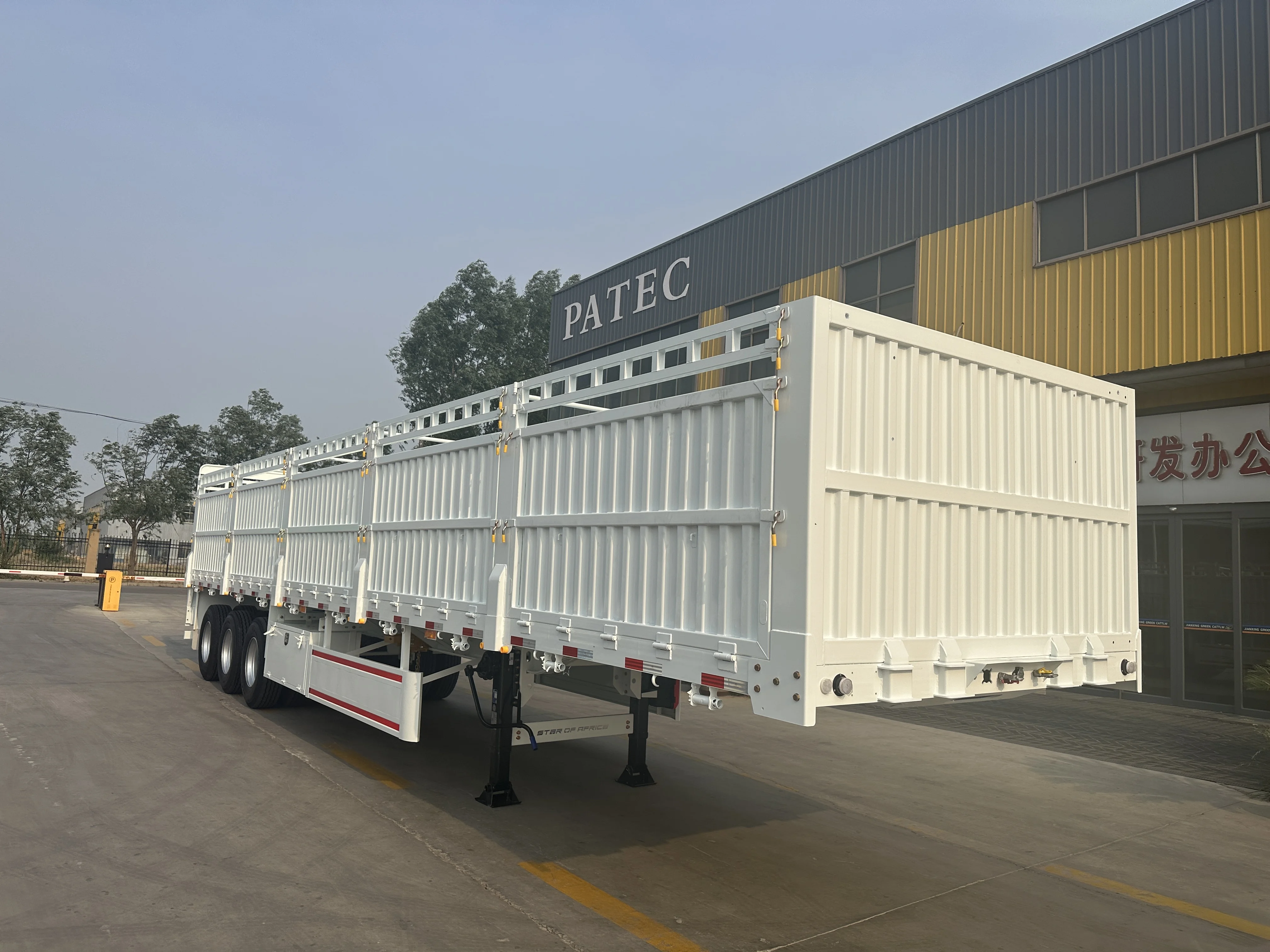 Heavy Duty 2 Axle 3 Axle Poultry Animal Transport Cattle Sheep Livestock Cargo Trailer Livestock Fence Semi Trailer for Sale
