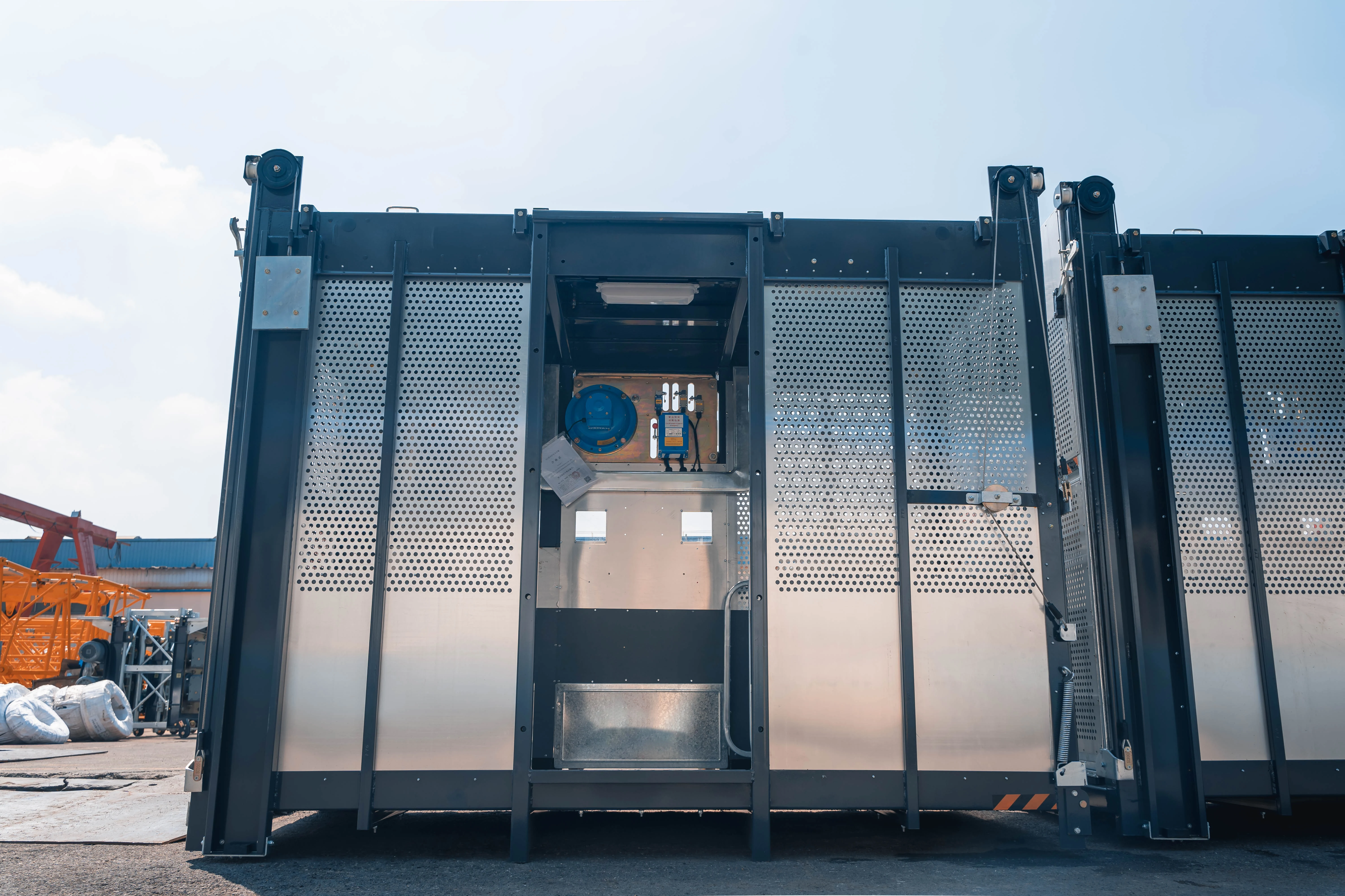 Commercial Construction Hoist 1T or 2T Passenger Elevator 2000Kg Loading Capacity Lifter for High Rise Building