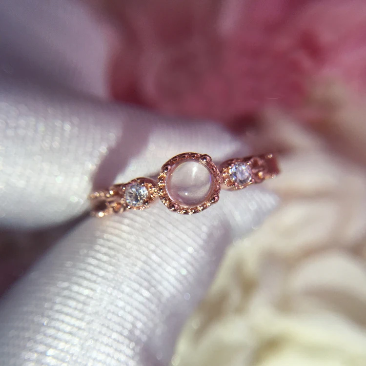 Женское кольцо из серебра 925 пробы с лунным камнем