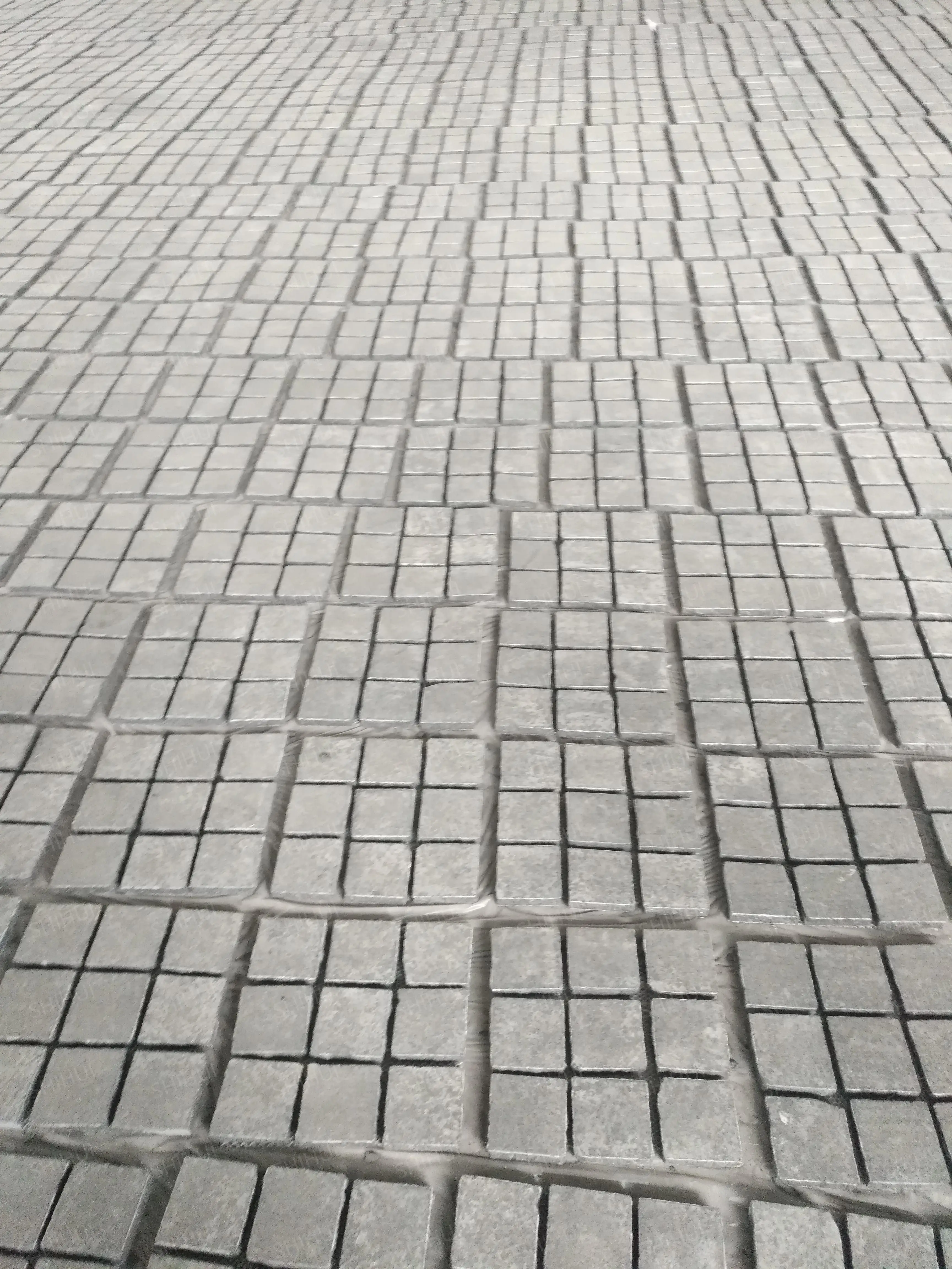 SHIHUI Natural Stone Black G684 Granite Stack Bond Flamed Surface  Split Edge Paving Stone Mesh Pavers Cobblestone for Garden