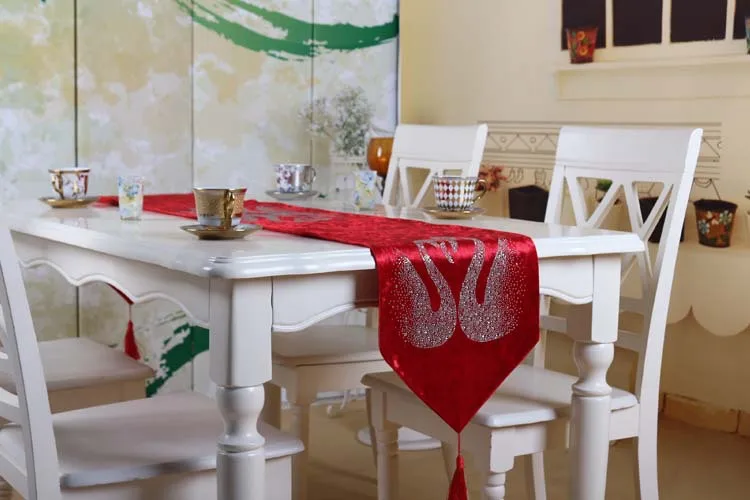 water proof 100% holland velvet Hot diamond fancy decoration table runner
