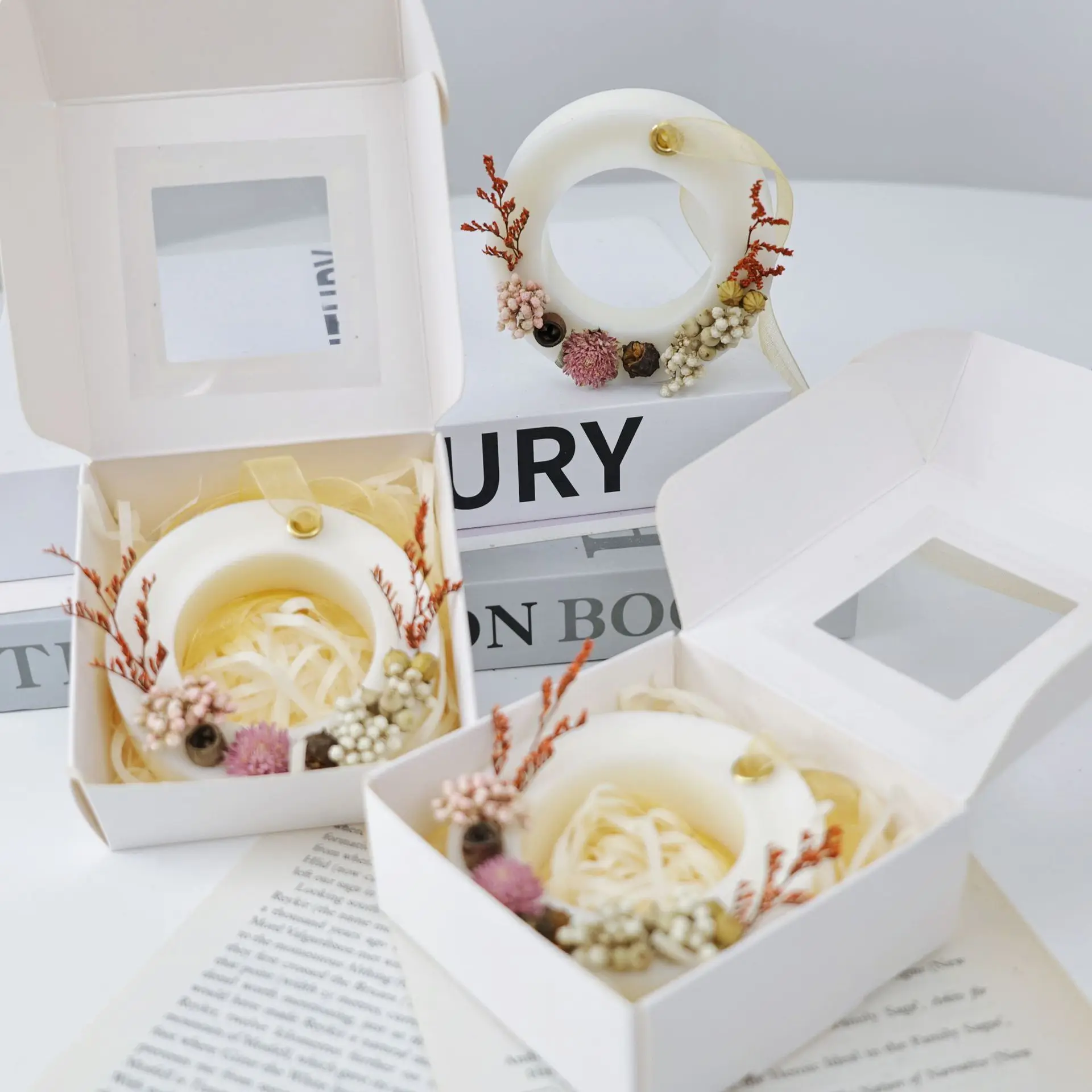 Wardrobe Aromatherapy wax tablet Indoor home wardrobe fragrance List solid freshener Aromatherapy wax tablet with hand aroma