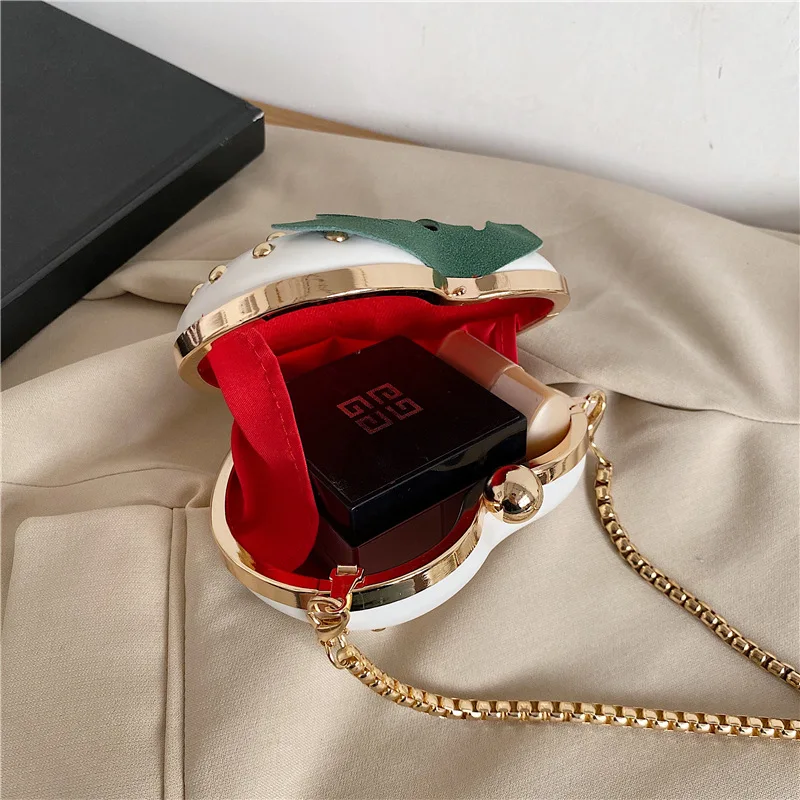 Wholesale 2024 summer fashion cute heart-shaped red strawberry bag mini chain messenger bag rivet mouth red envelope