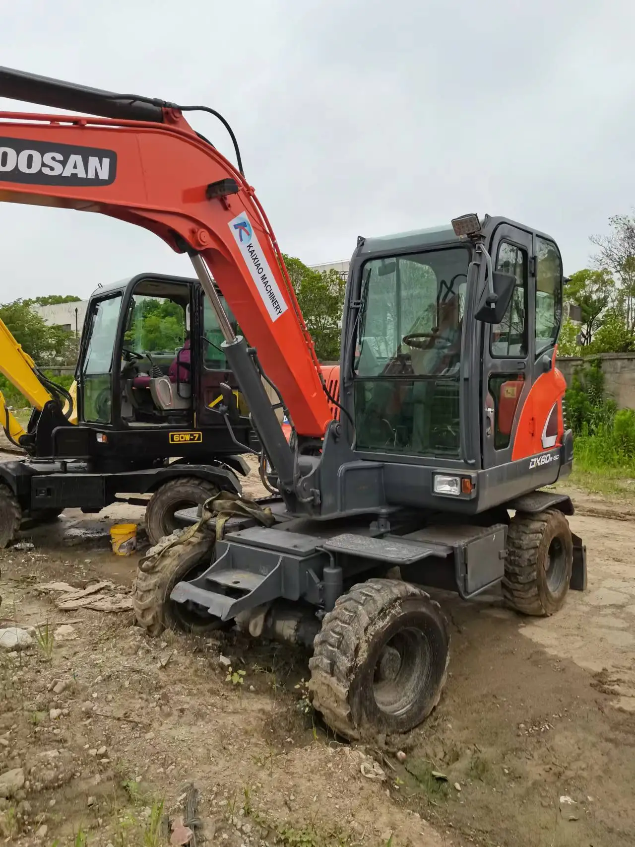 origin Korea used/second hand doosan DX60 wheel excavator SALE IN SHANGHAI WITH LOW PRICE doosan DX60