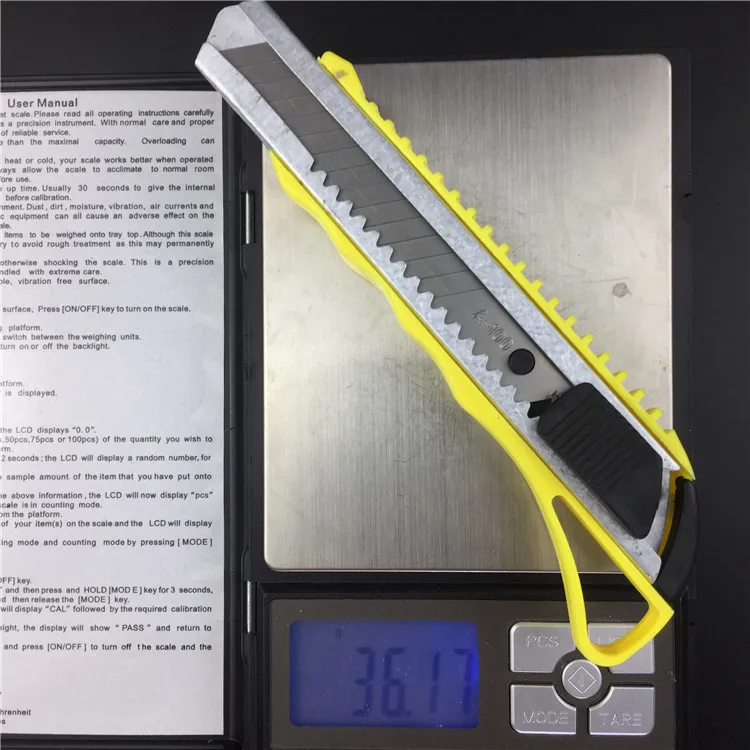 Art Knife, 18mm, Snap-off Blade Plastic Safety hang hole design Utility Knife for Paper or Office, Home, Arts,