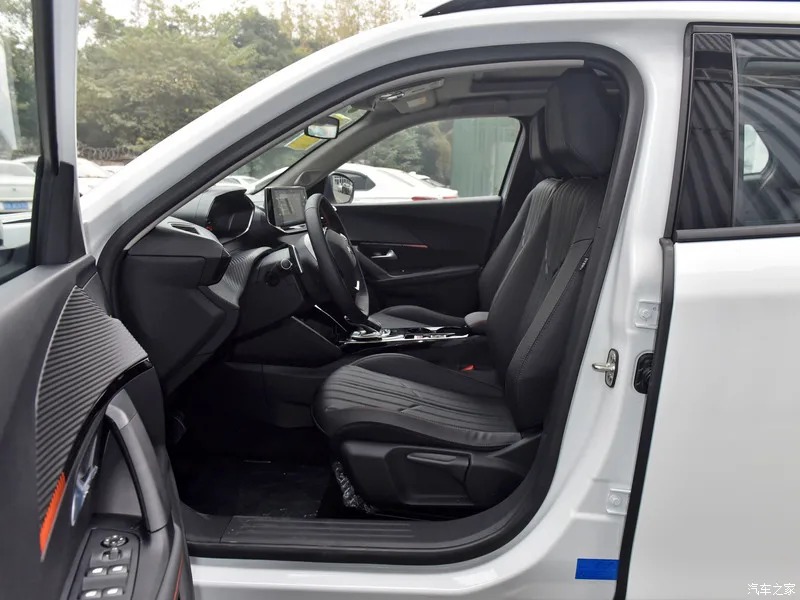 Home 5 Seat Car Made in China for SUV Gasoline Petrol Engine Dongfeng Peugeot 2008