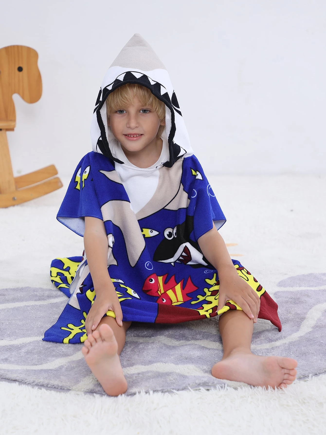 Wholesale factory price quick dry microfiber shark cartoon hooded poncho bath towel beach poncho for kids