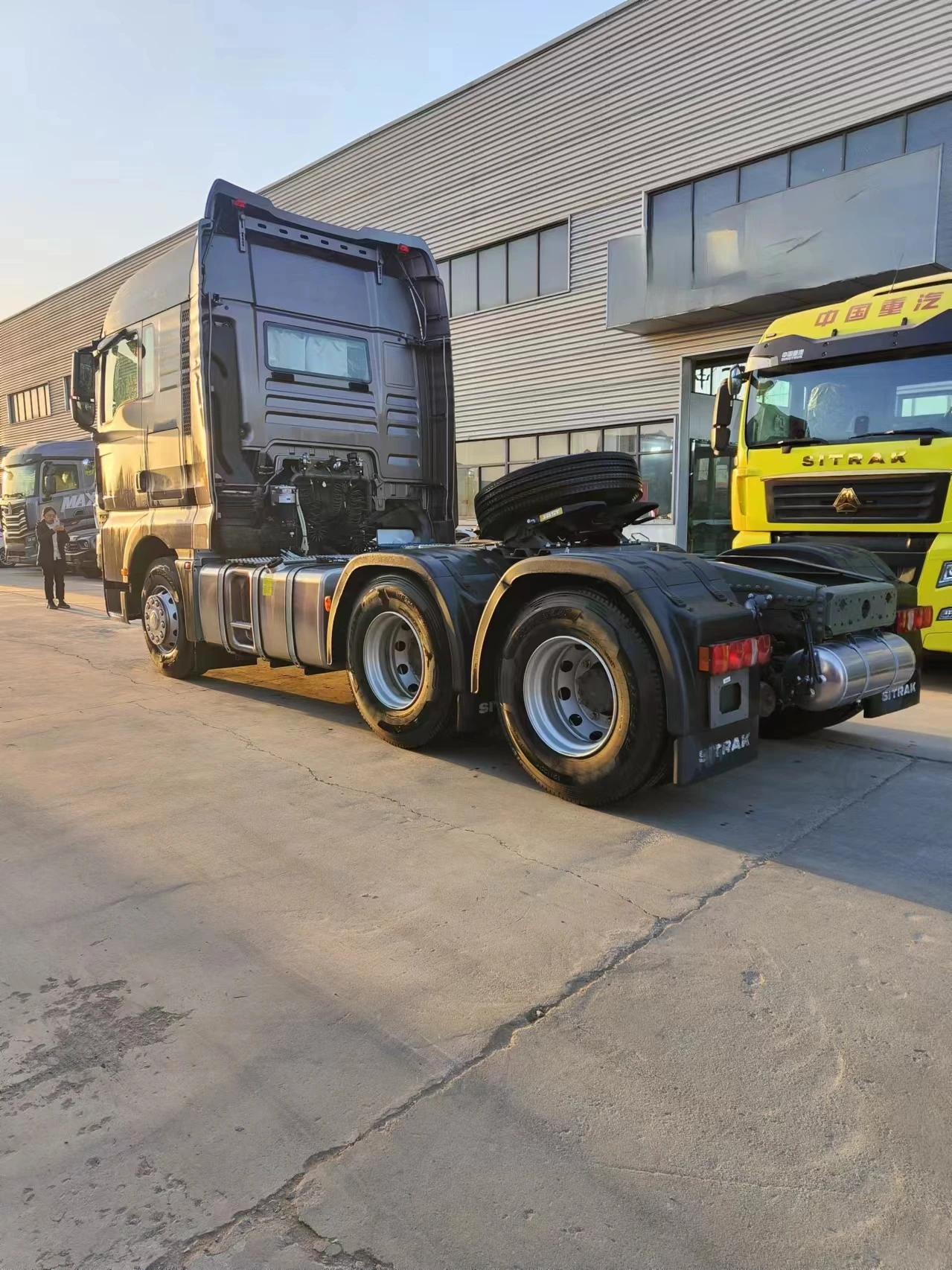 Китай 6*4 б/у головка грузовика 375hp 10 шин sitrak тягач в наличии sinotruk низкая цена распродажа