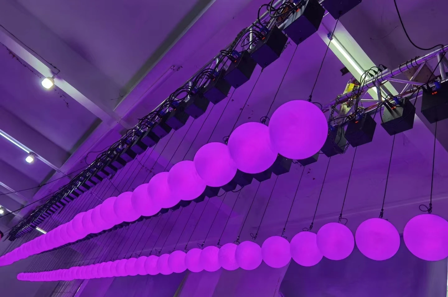 Новый дизайн сценический эффект свет RGB 3 в 1 DMX светодиодные кинетические огни с лебедкой подсветка для диско-музыкального клуба