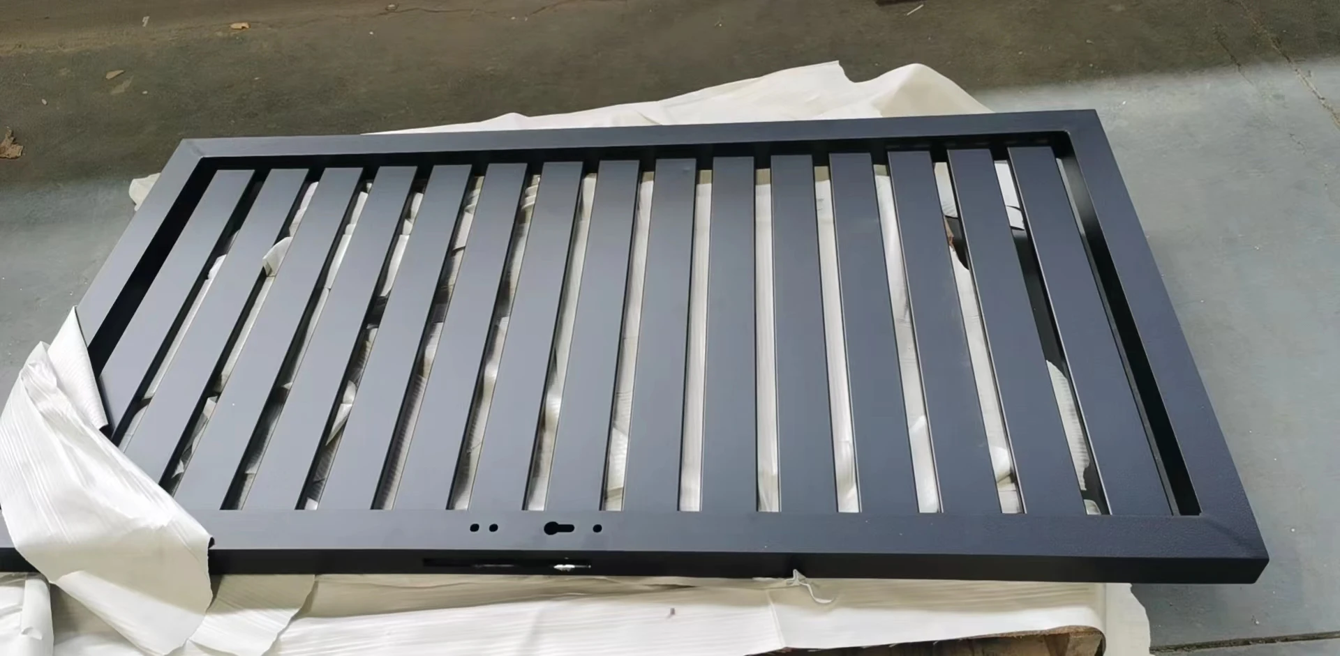 Custom Affordable Decorative Metal Powder Coated Vertical Aluminum Slat Fence Panels/Privacy Garden Fence