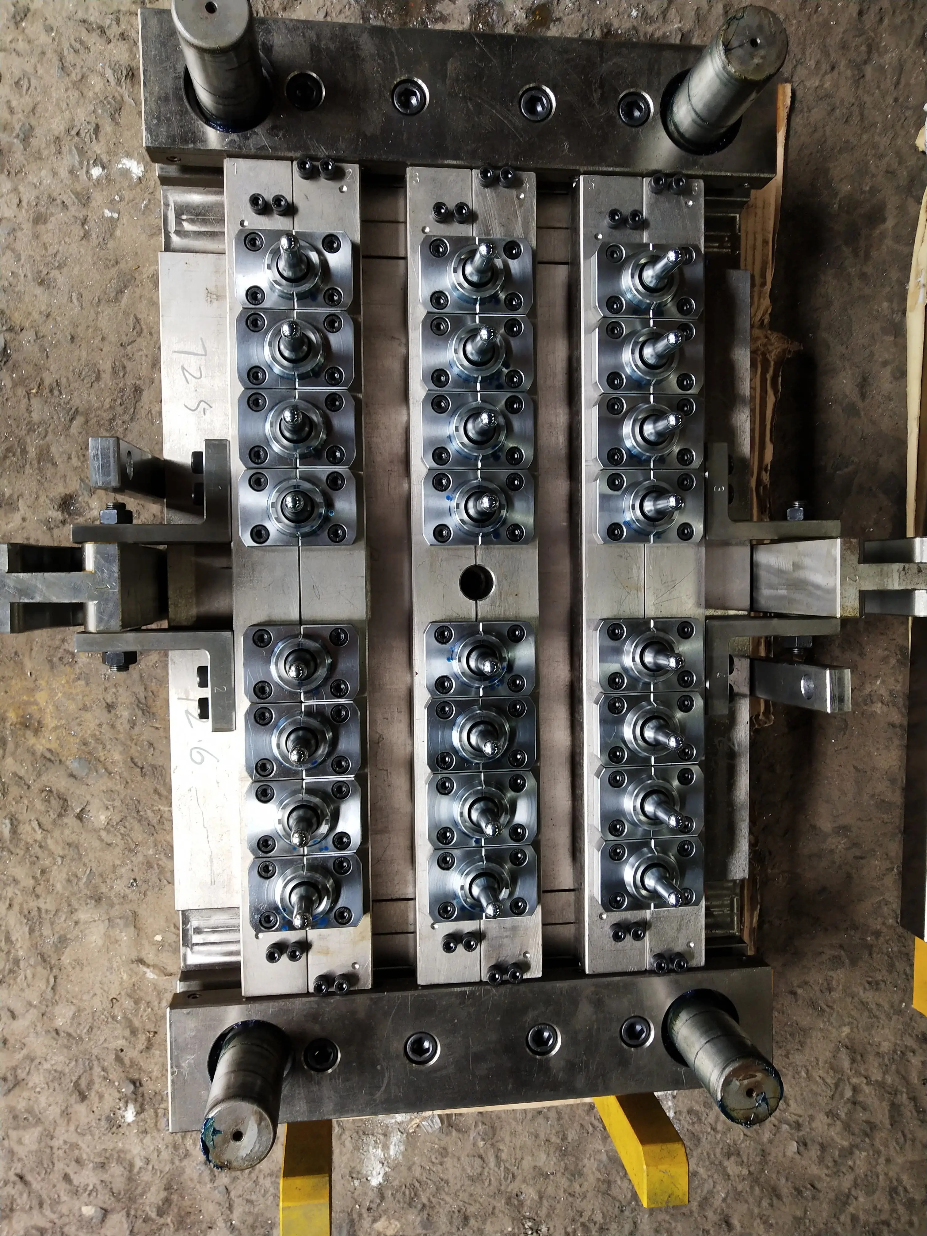 Custom plastic injection moulding preform mold maker 24cavity 4 cavity 28mm pet preform mould