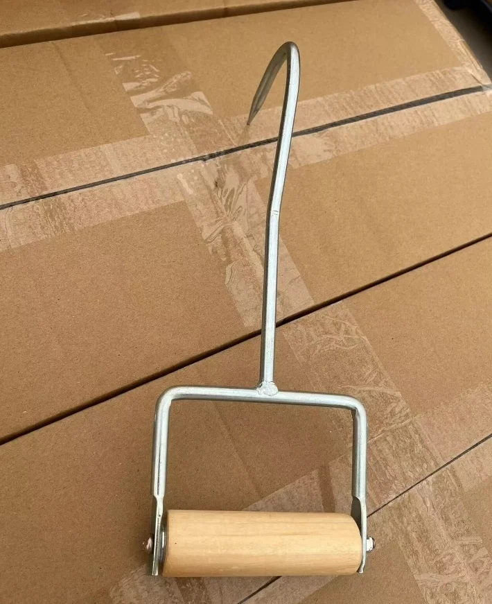 Horshi Durable Hay Hook Metal D-Shaped Hay Hook with Wooden Handle for Handling Hay Bales
