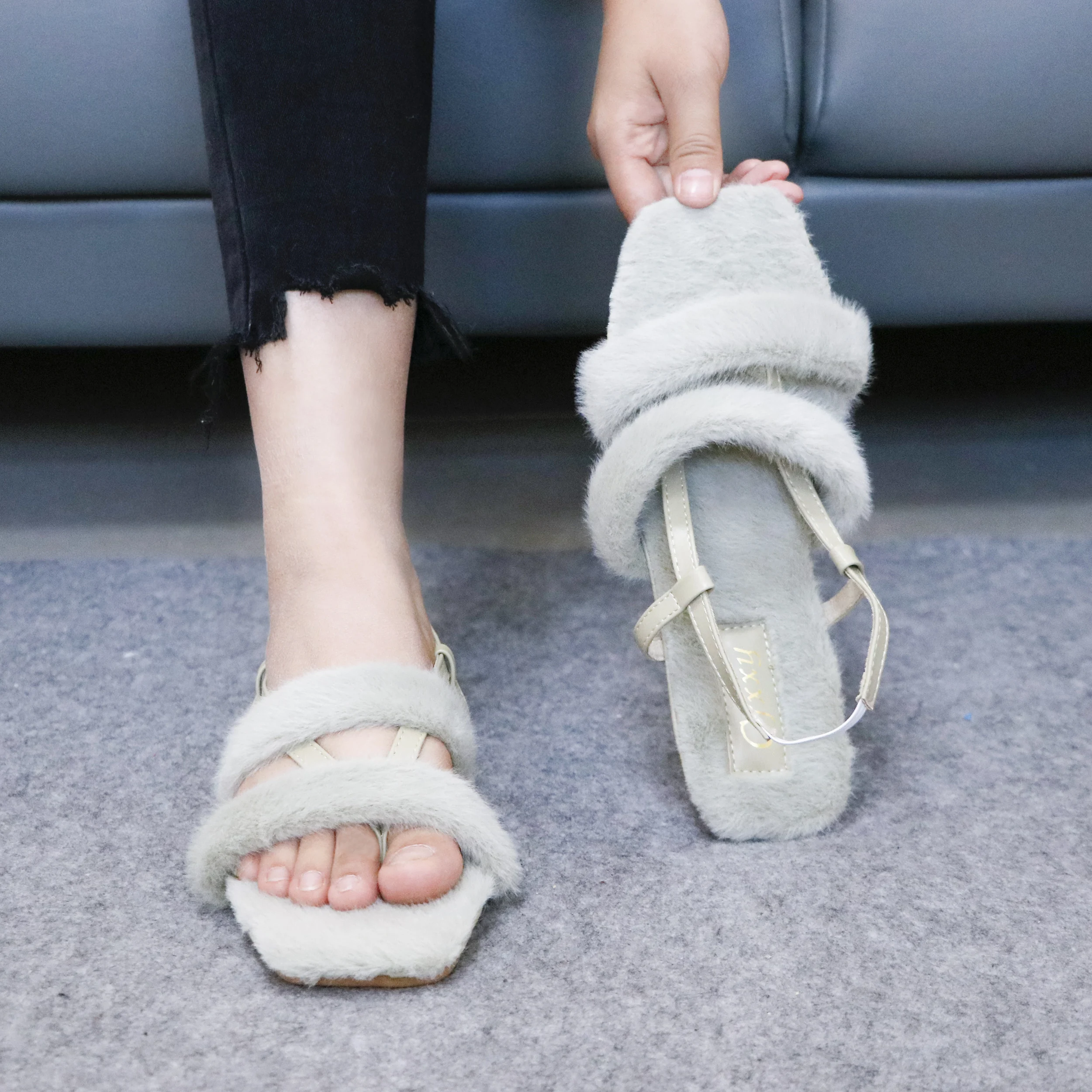 Wholesale Custom Women Ladies Flat Flip Flops Wedding Leather Fur Furry Chancletas De Mujer