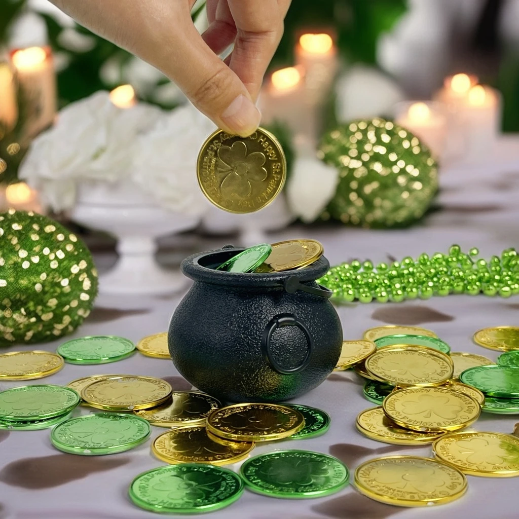 100 шт. оптовая продажа Золотые пластиковые монеты «День Патрика» с 4 мини-котлами черного цвета для украшения праздничного стола
