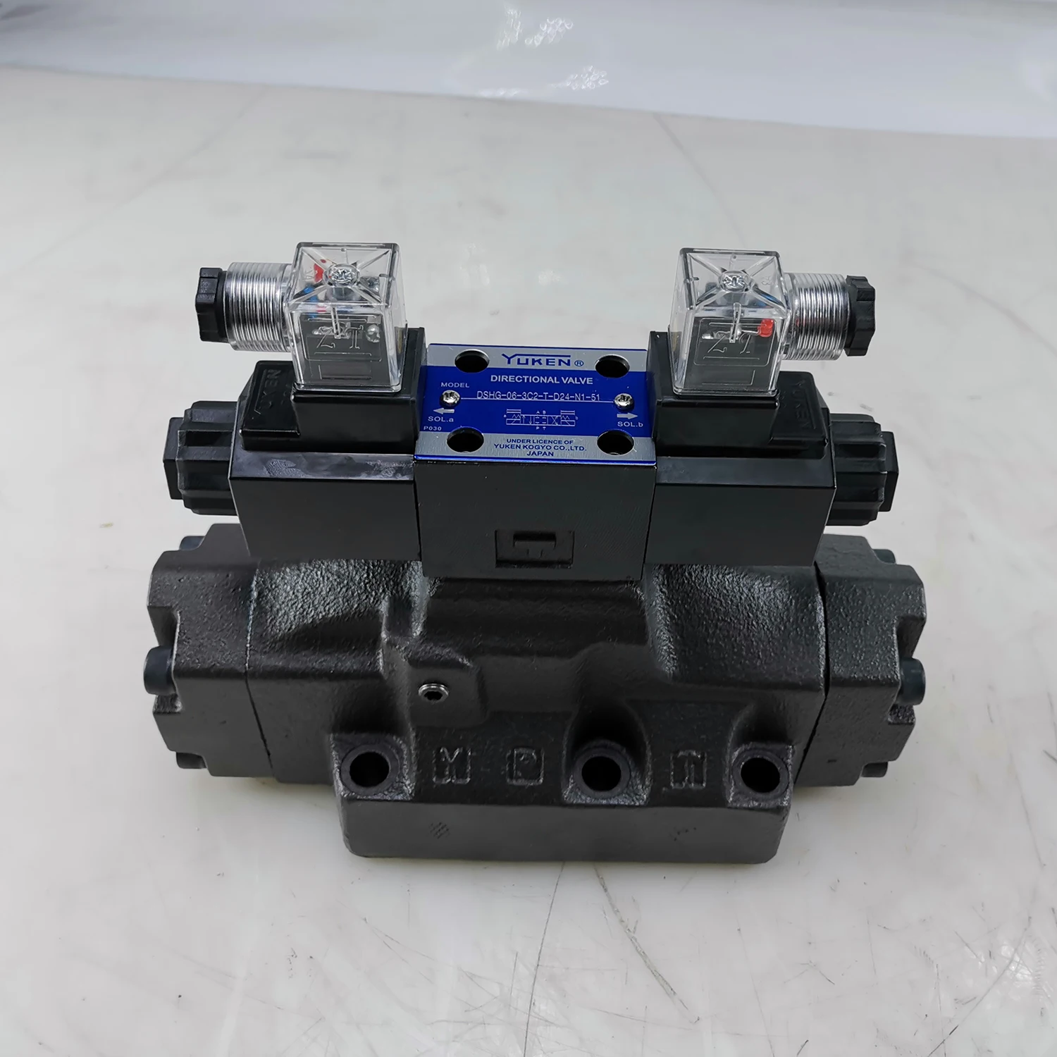 YUKEN DSG/DSHG hydraulic reversing solenoid valve DSHG-04-2B10-E-D24-N1-50 DSHG-04-3C2-D24-50 electro-hydraulic control valve