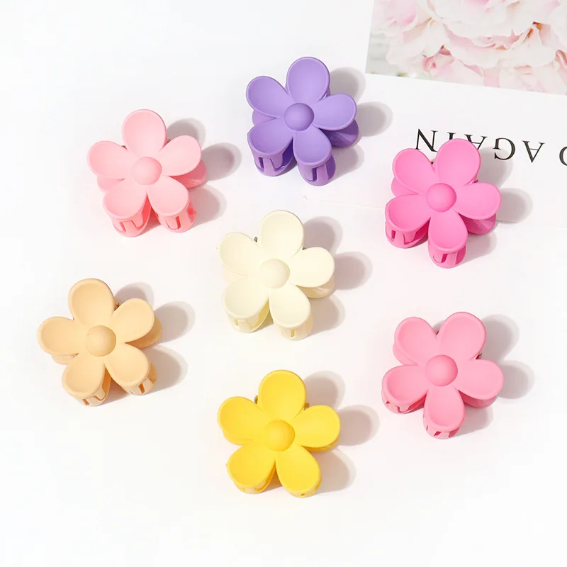 CN Fashionable Korean Small Acrylic Plastic Daisy Hair Clip Accessories For Women Flower Hair Claw Clips