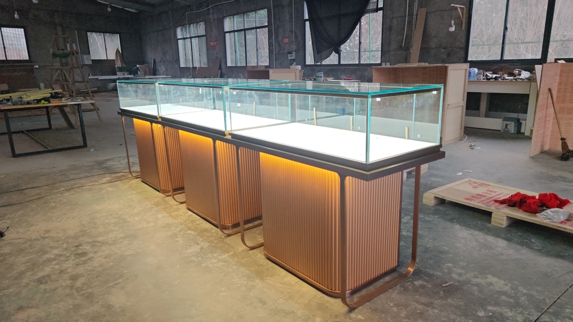 Luxury Metal and MDF Jewelry Showcase Display Table Top with LED Lights for Store Shopping Mall Furniture