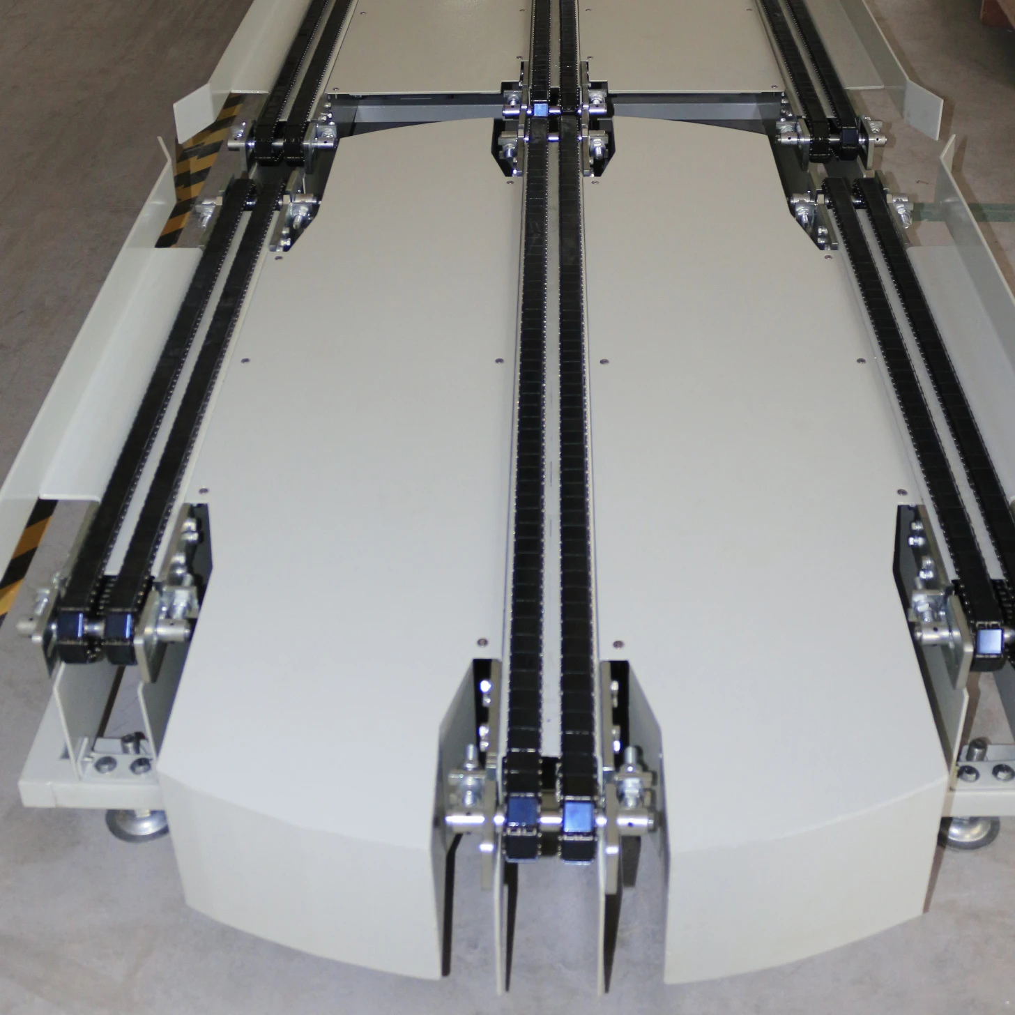 Завод Dongguan производит Наклонный роликовый конвейер для поддонов с плоской циркуляцией