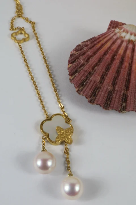 Clover Necklace Luxurious Natural Freshwater Pearls Color Excellent Shine Material Is Stainless Steel 18K Gold Plated