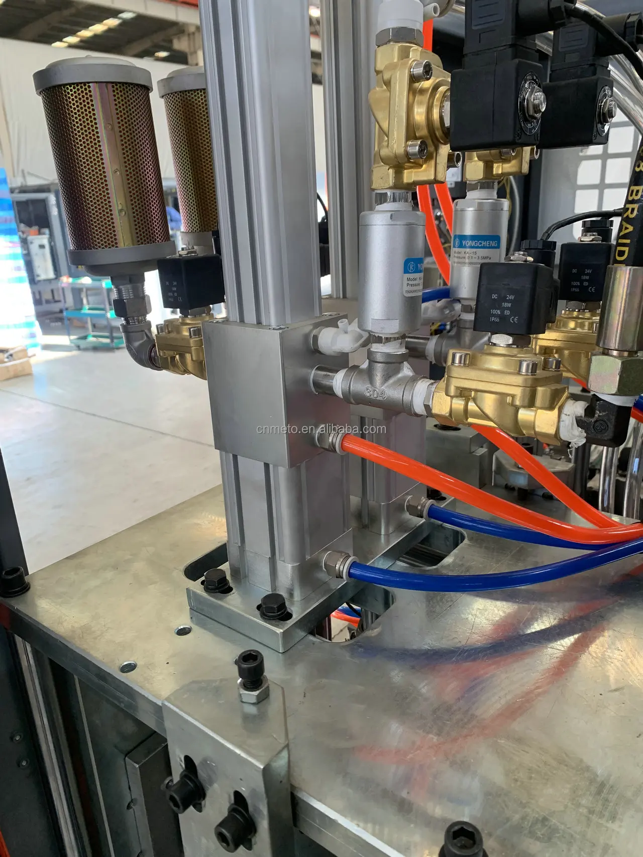 Fully Automatic PET Bottle Making Machine 2 Cavity Beverage Bottle Stretch Blow Moulding Machine with PLC Pump Motor Low Cost