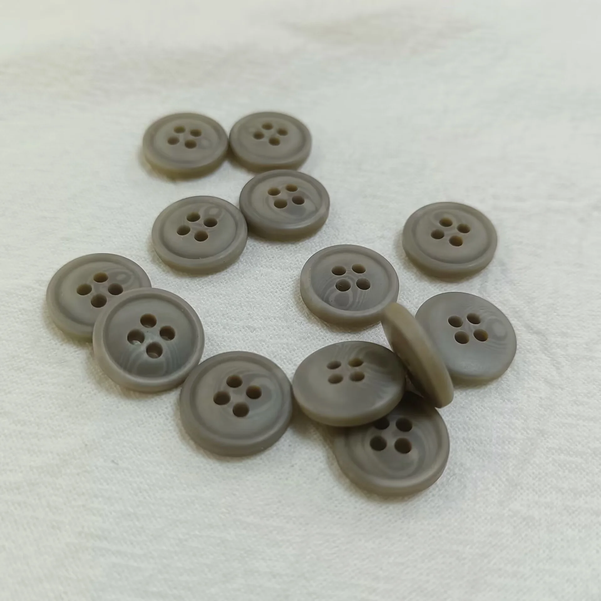 Популярная на заказ пуговица из смолы размером 12 мм и 14 мм с 4 отверстиями для женских рубашек