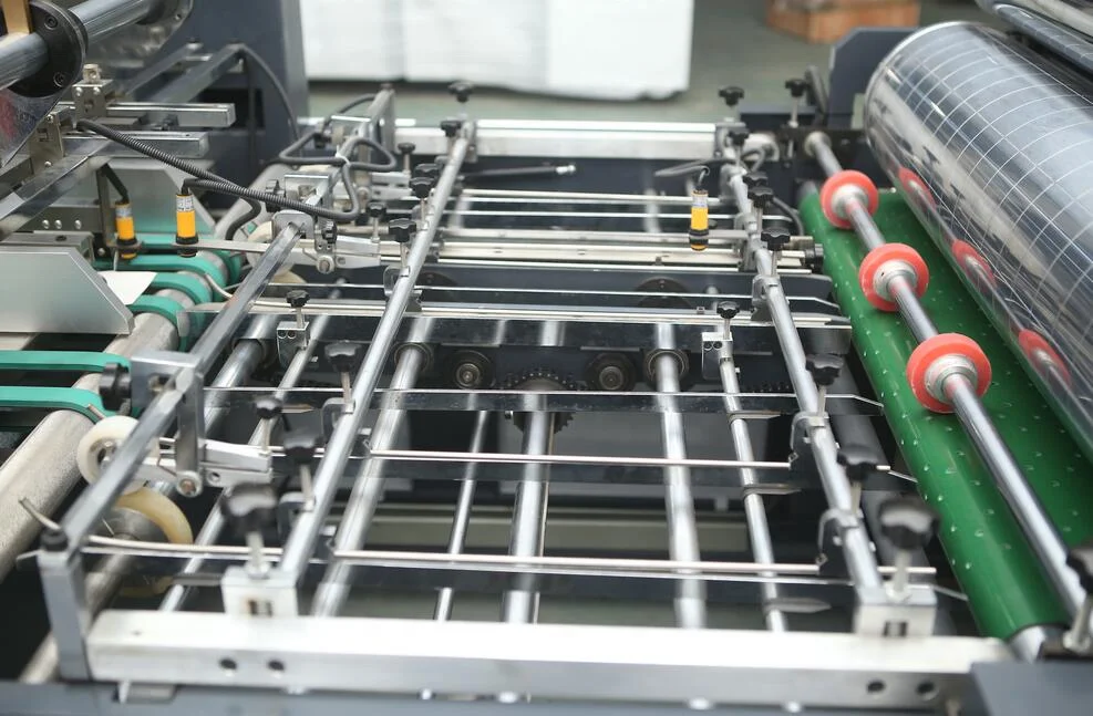 Automatic shaped window patching machine for carton and E-flute box