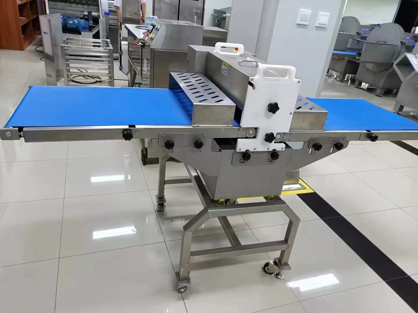 Automatic turkey breast slicer conveyor belt type fresh meat cutting machine electric chicken cutting machine