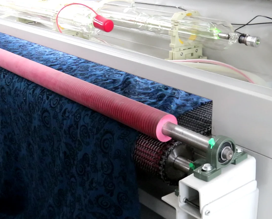 1612 auto feeding laser cutting machine cnc co2  100w  laser engraving cutting machine