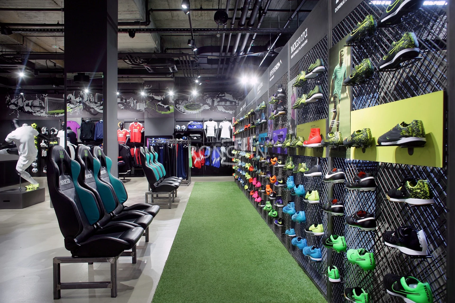 Modern Fashion Sport Garment Shop Interior Custom Design Metal Store Fixtures Display Shelf For Sports Clothing Store