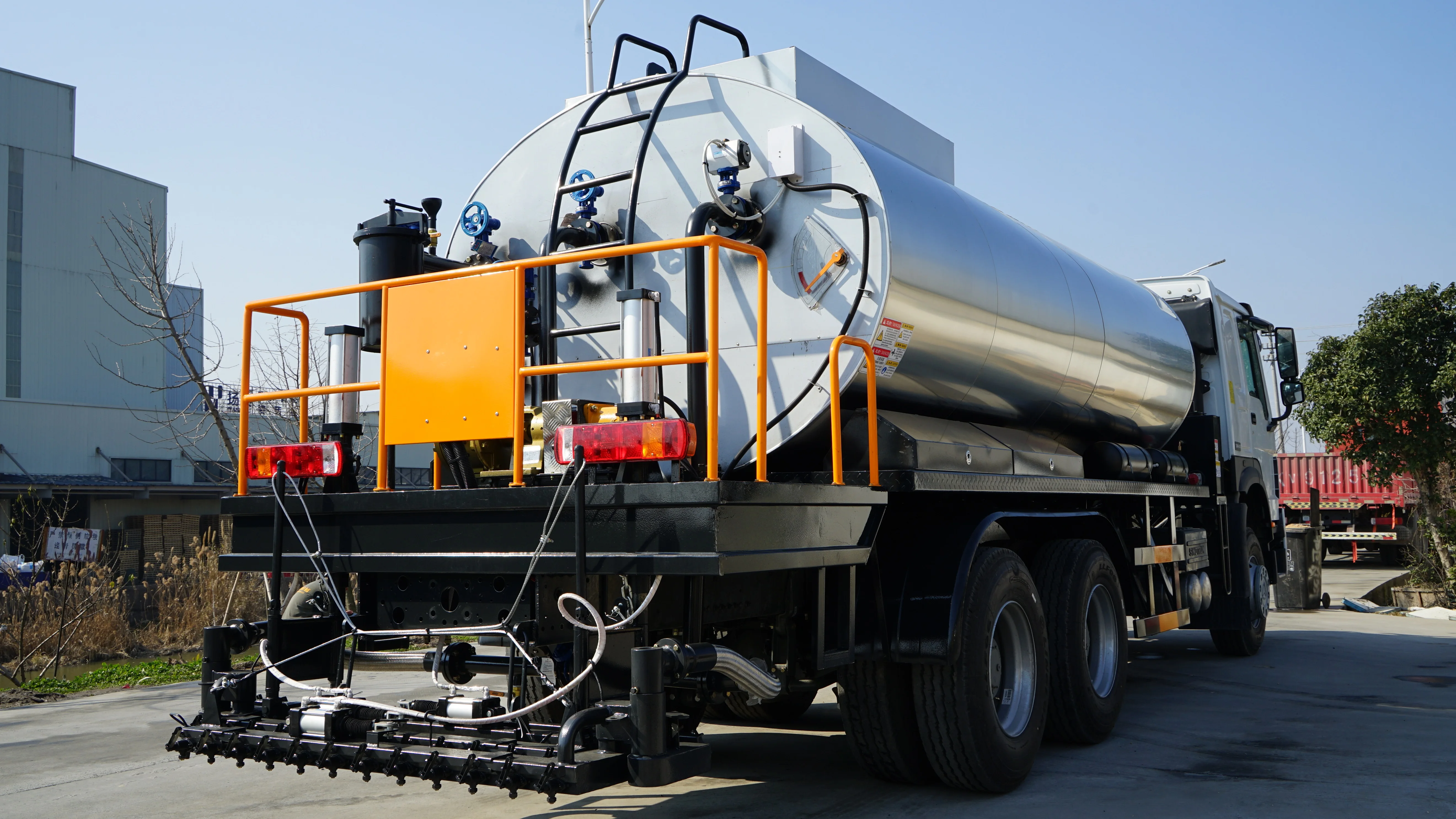 IKOM 15000L asphalt spraying truck manufacturer