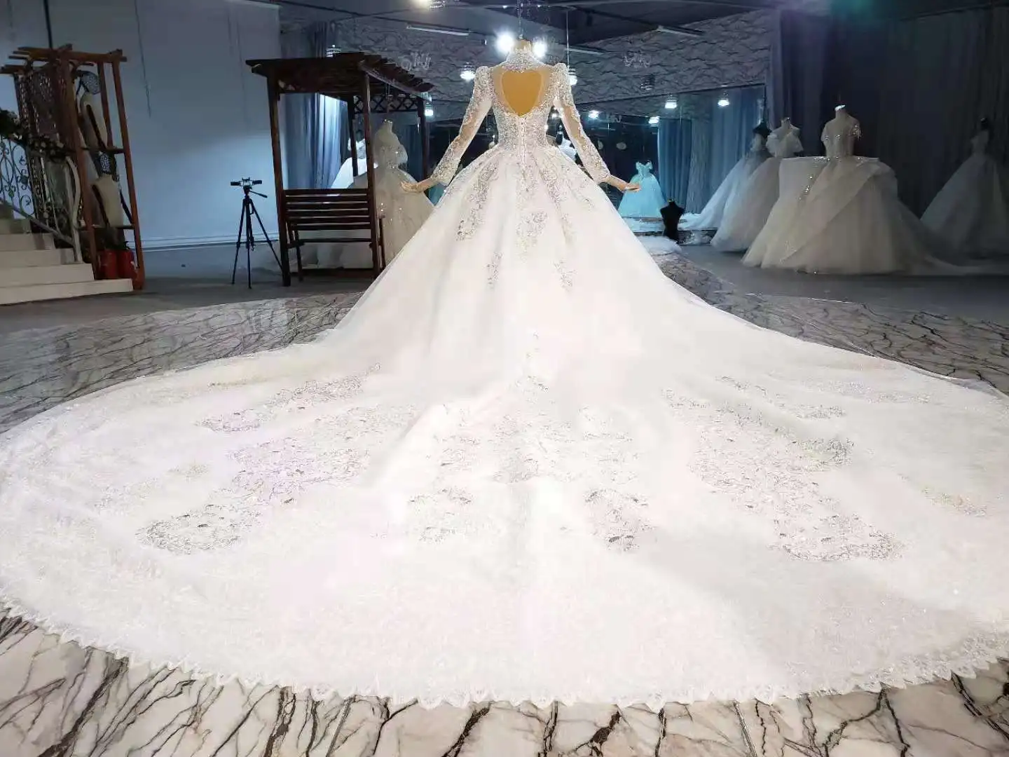 Long sleeves crystal Bll bridal dress Luxury bead  Lace Arabic Wedding Dress Big  Ball Gown dress For Women