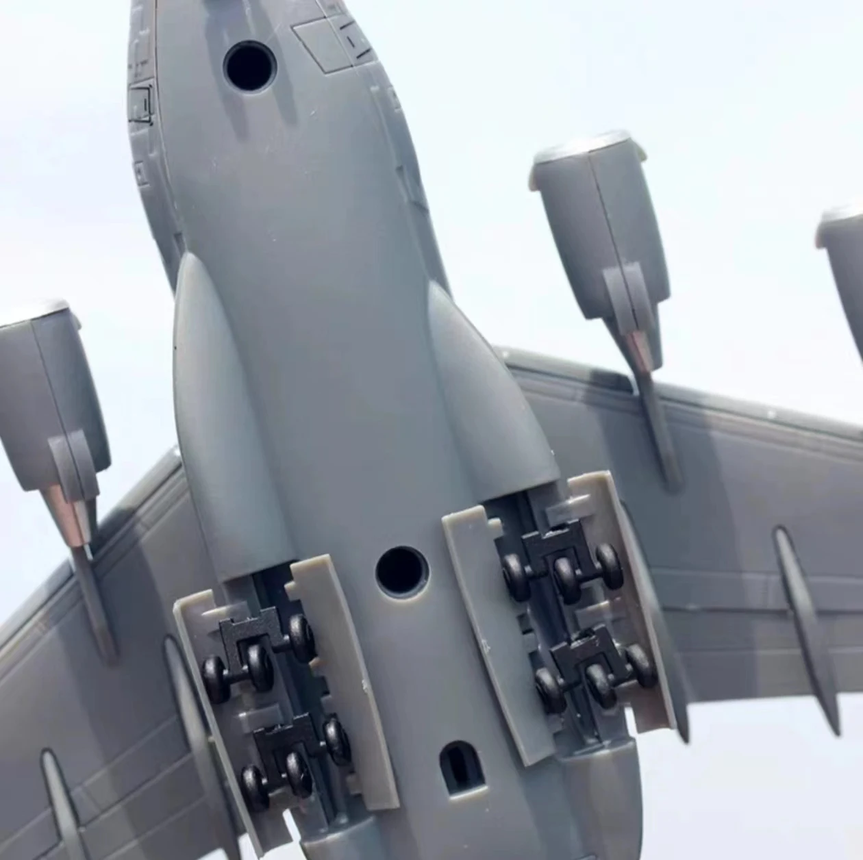 Souvenir Gifts 1:200 Scale 27cm American C-17 Globemaster Diecast Metal Alloy Aircraft Model with Landing Gear