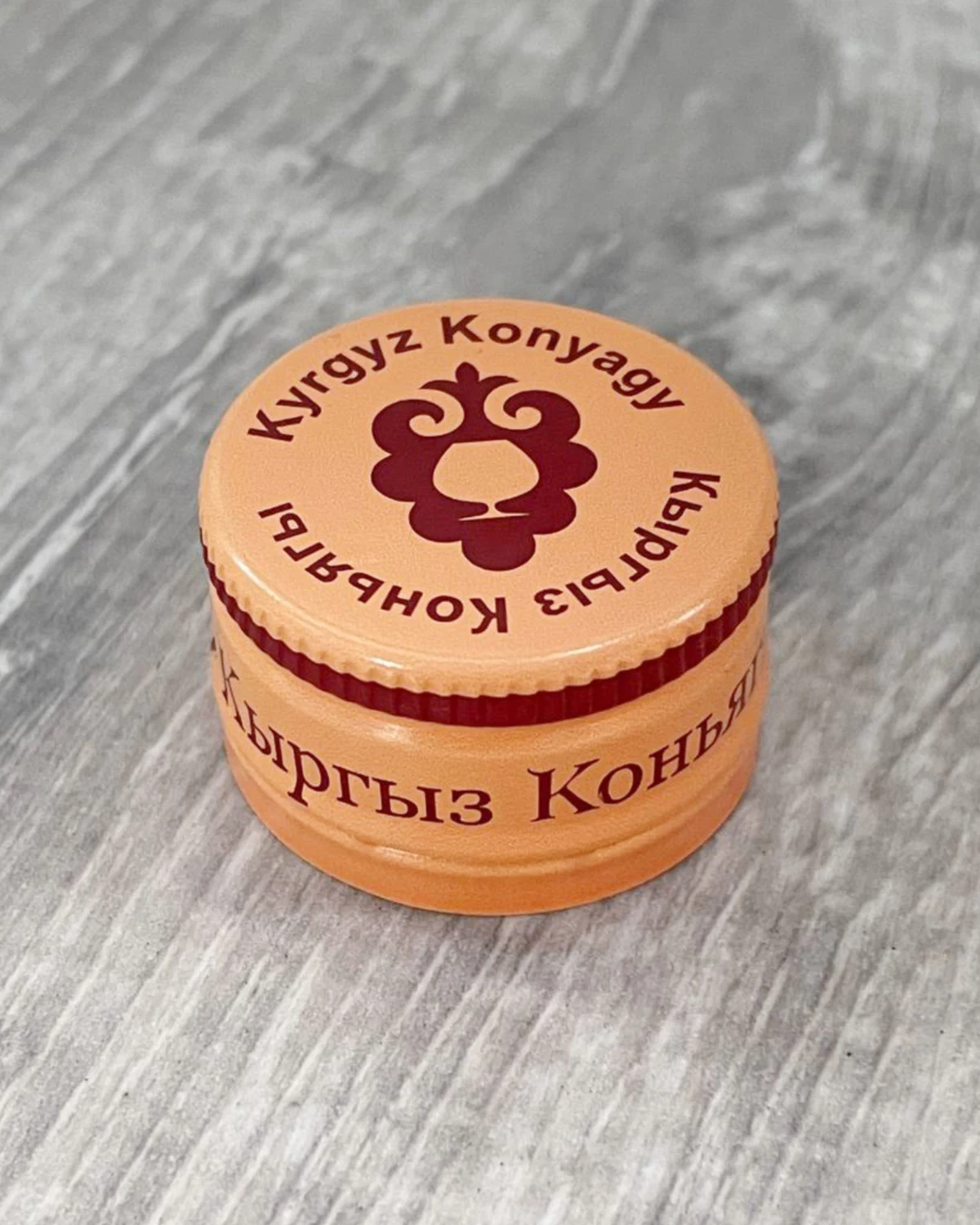 Aluminum screw caps for alcohol drink accomplished with EPE liners 28x18