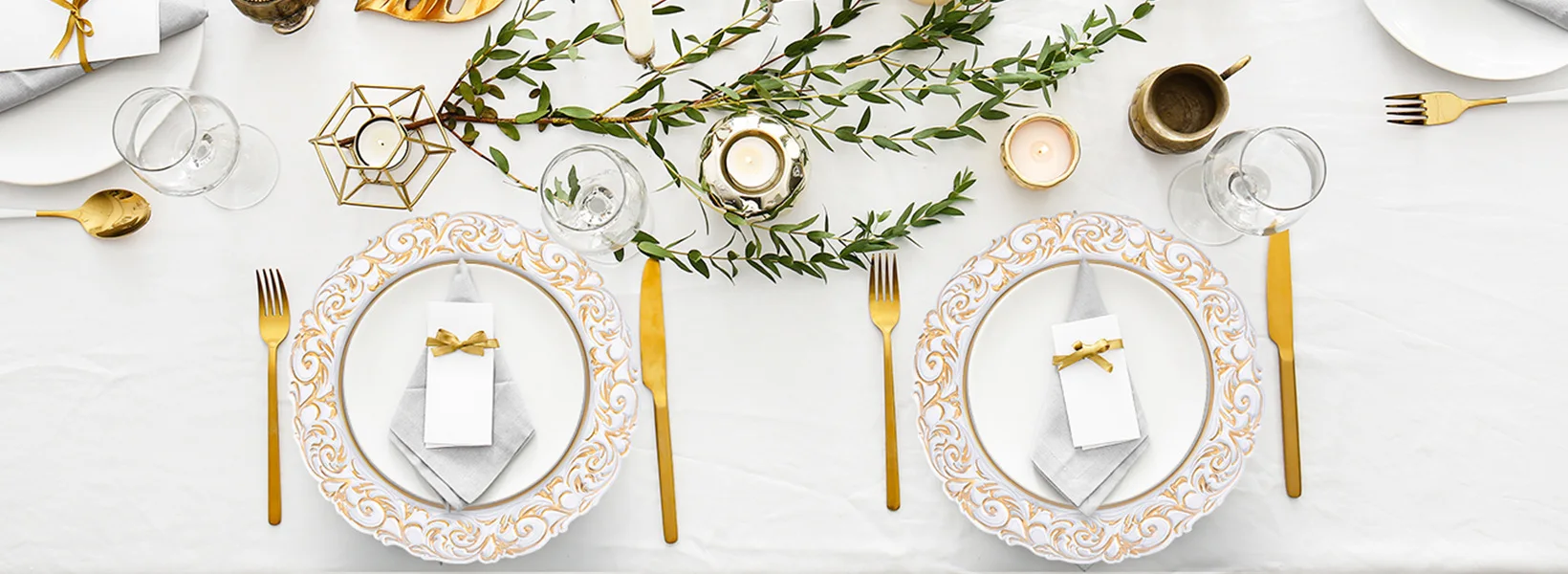 Antique Charger Plates,13 Inch White Round Plastic Embossed Charger Plate for Dinner Party Wedding Elegant Tableware Decoration