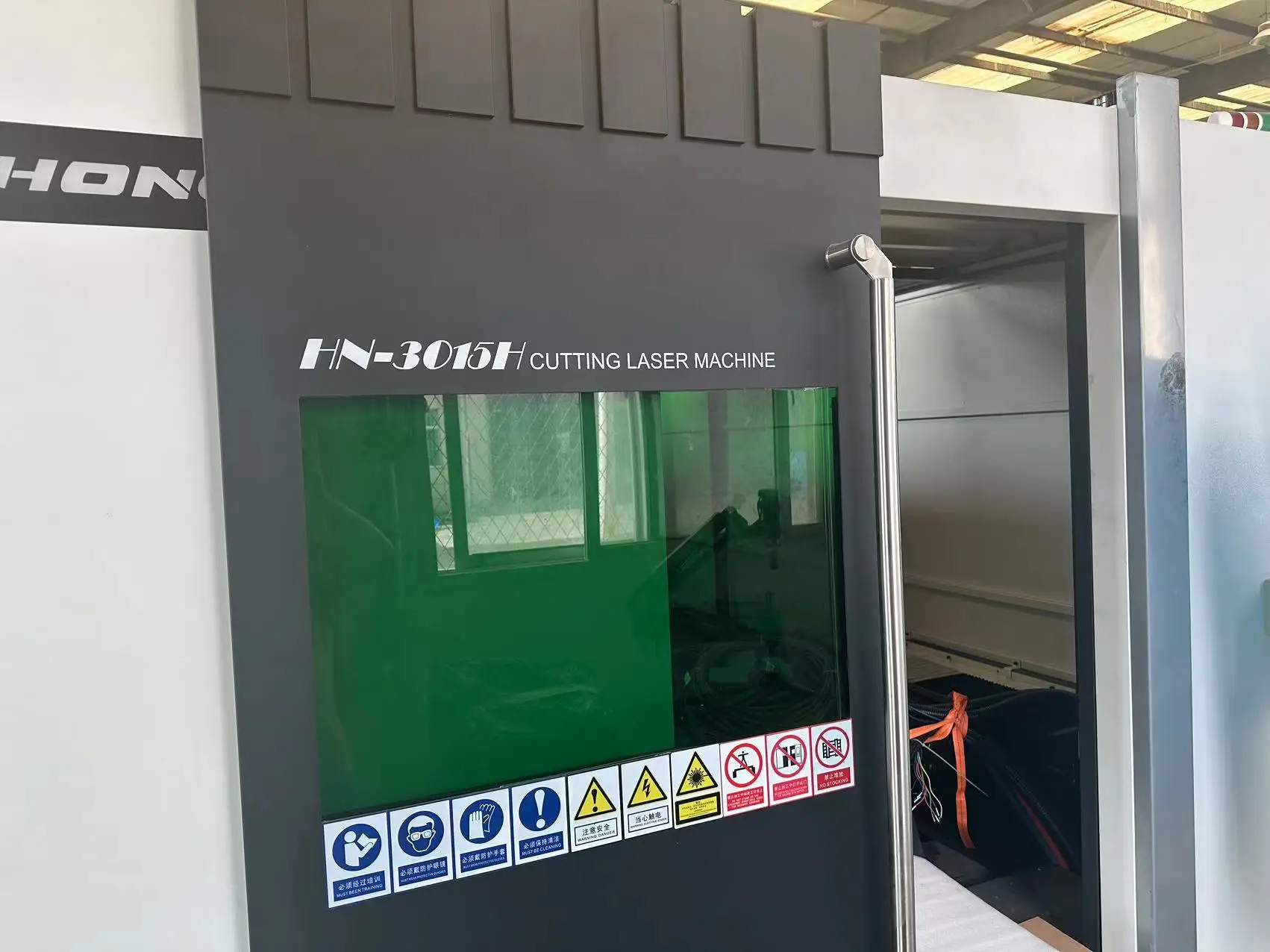 metal fiber laser cutting machines fully closed 3015 4015 2000w 3000w 6000w 12kw