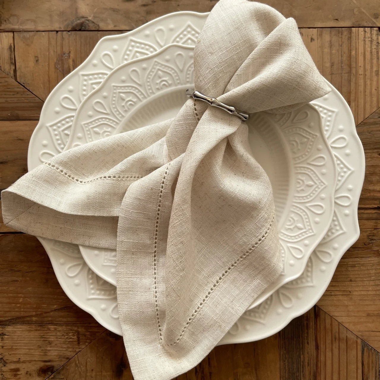 Elegant Europe Plain Dyed Linen Blend Hemstitched Mitered Corner Wide Edge Dinner Napkin for Home Restaurant Wedding and Hotel