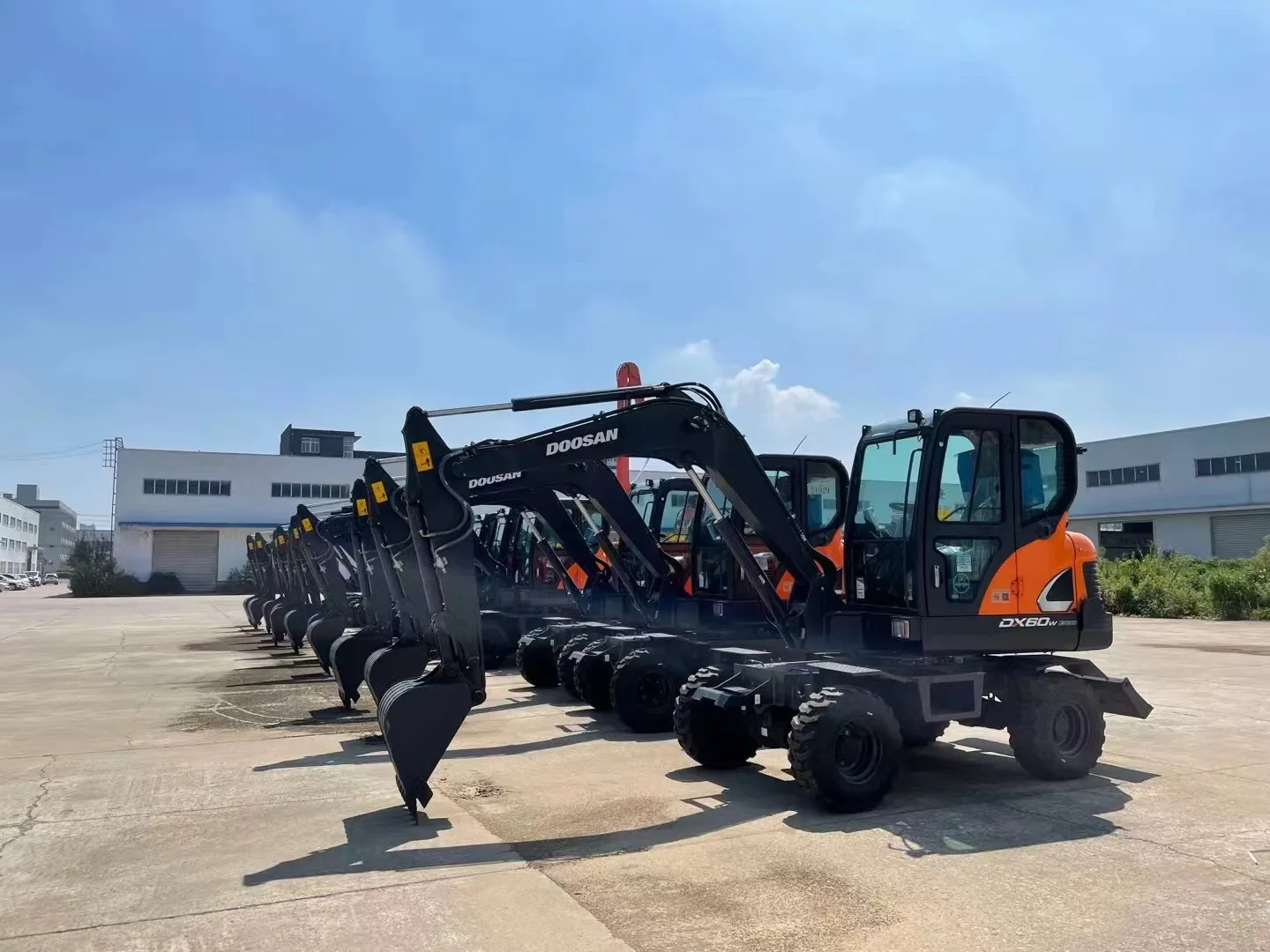 used DOOSAN 60W DX60W Mini Wheeled Excavator 6 Ton Amphibious Doosan Wheel Excavator for sale with good condition