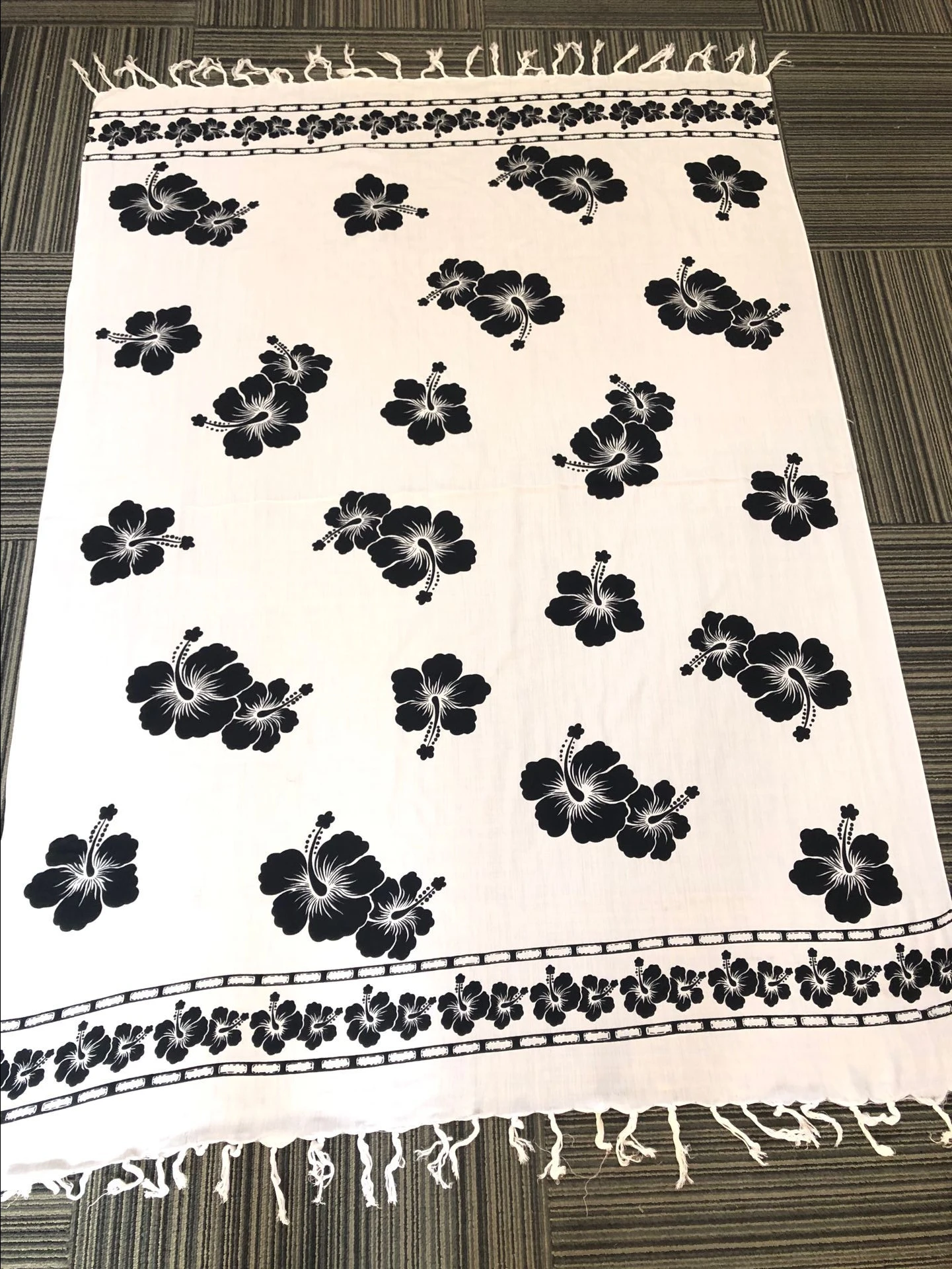 2022 Low MOQ custom Hibiscus printed 100% Rayon sarong pareo perfect beach cover up  beach wrap