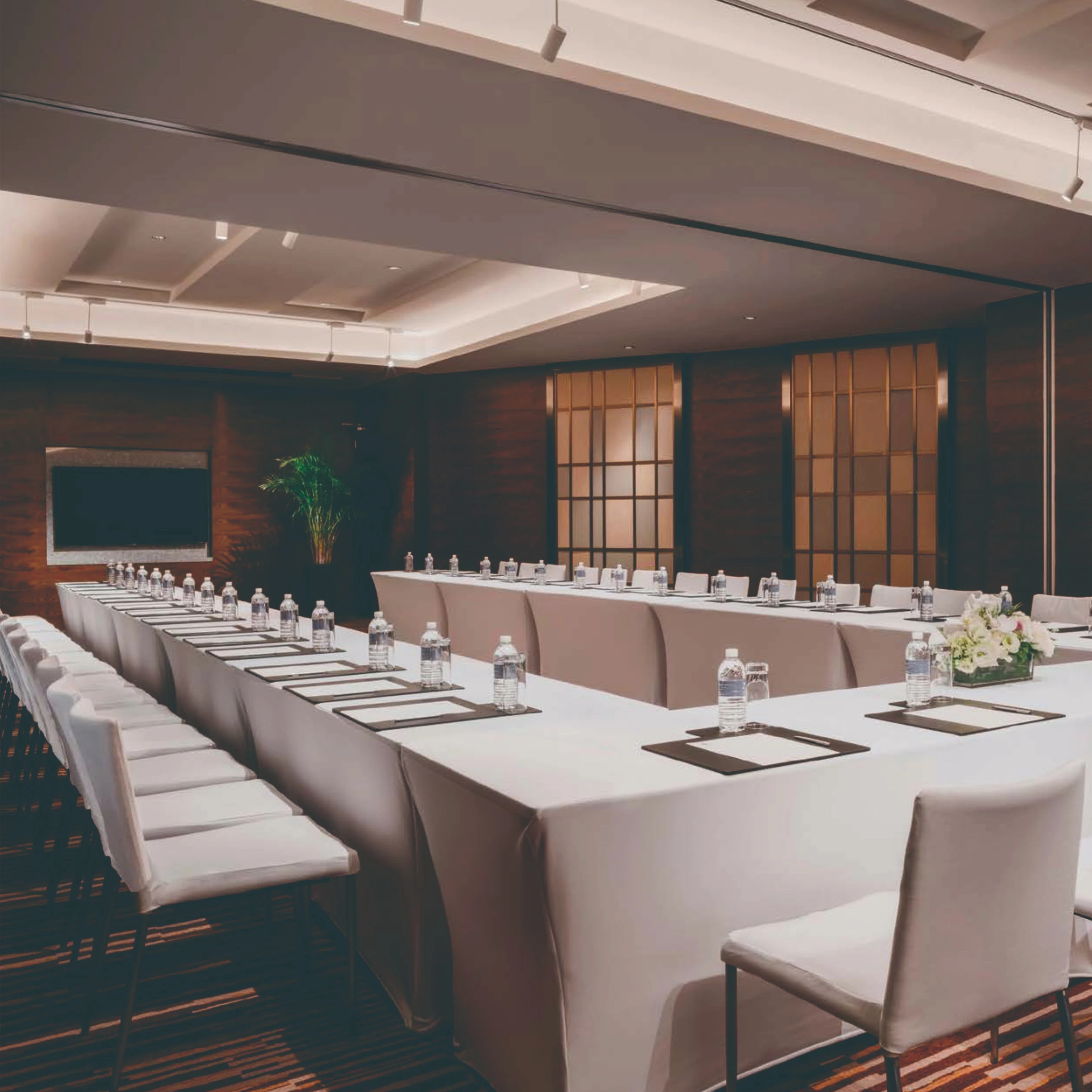 Luxury IBM Table Skirt in Guangzhou Factory