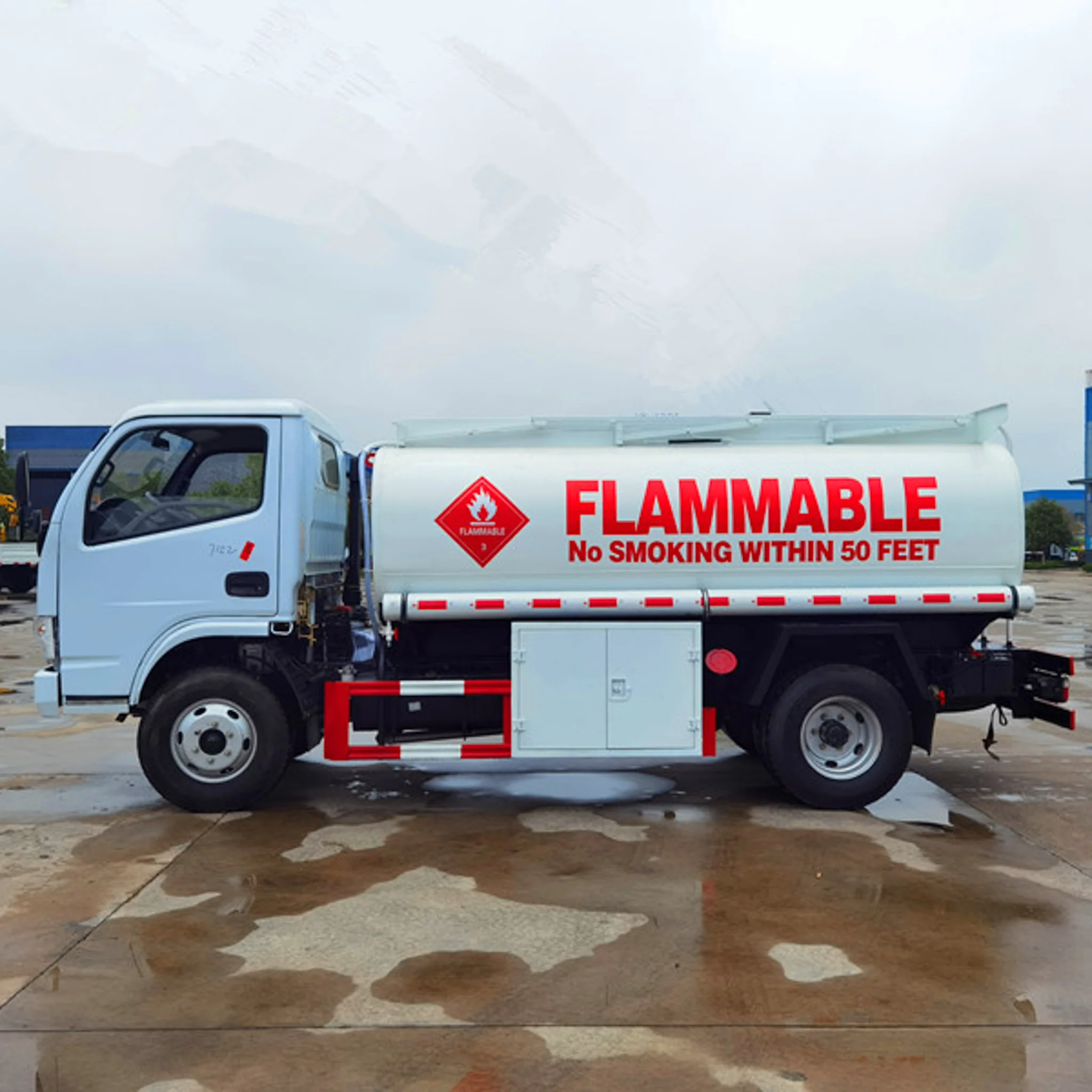 Dongfeng Dolica tanker truck Fuel Tanker Truck  4x2 130Hp Automatic 6CBM Oil Tank