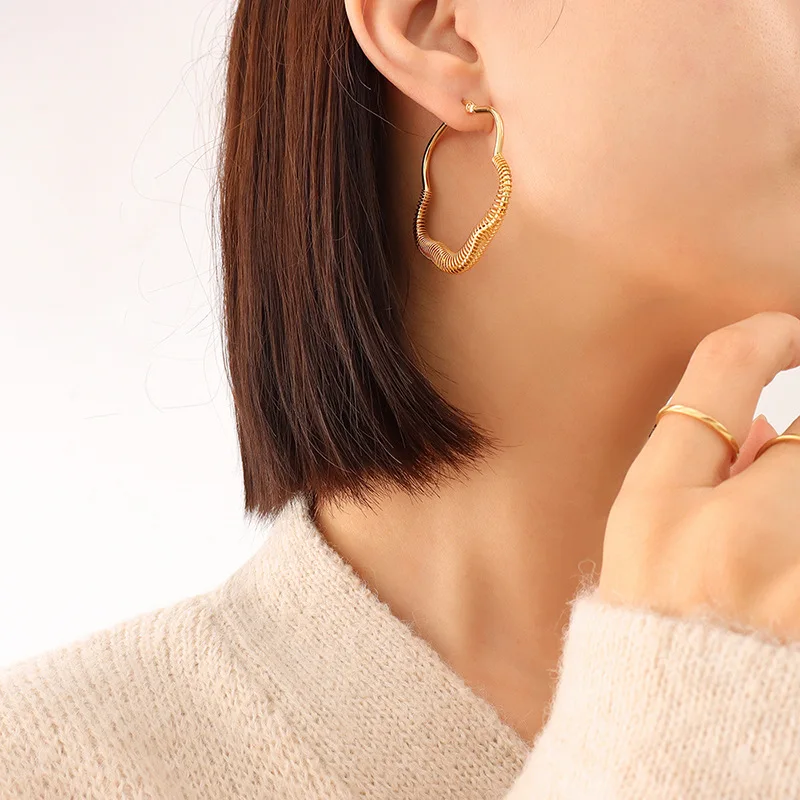 Wholesale Hollow Five Petal Flower Sweet Hoop Earring 18K PVD Gold Plated Stainless Simple Anti Allergic Earrings Cute Girls Gif