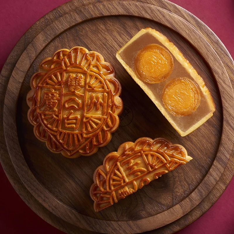 Guangzhou Restaurant Exotic Baked Snacks Food Mid-Autumn Festival Food White Lotus Seed Filling With Double Egg Moon Cake