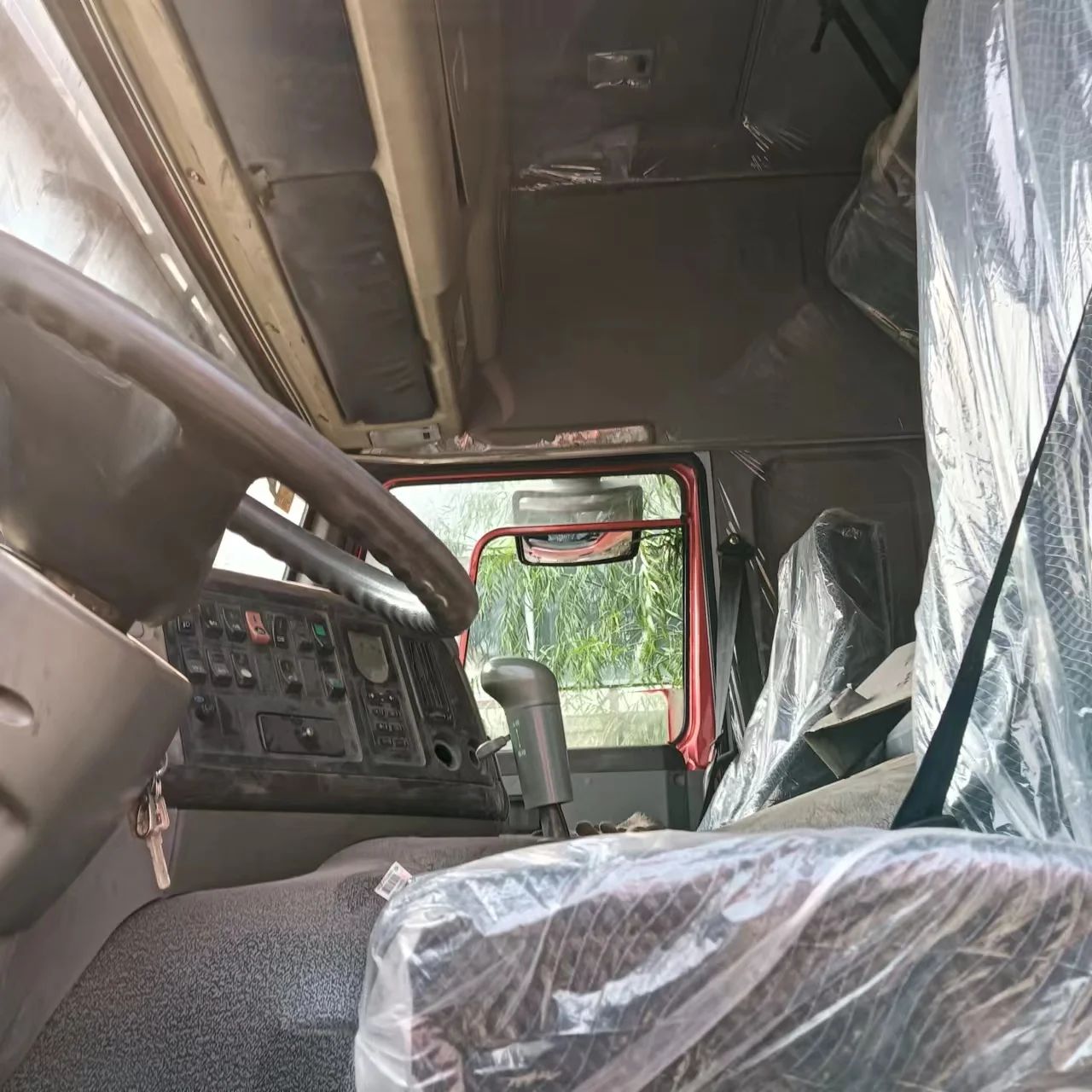 Export second-hand HOWO front, rear, and eight containerized cargo trucks, National III emission, 375 hp 9.6-meter carriage