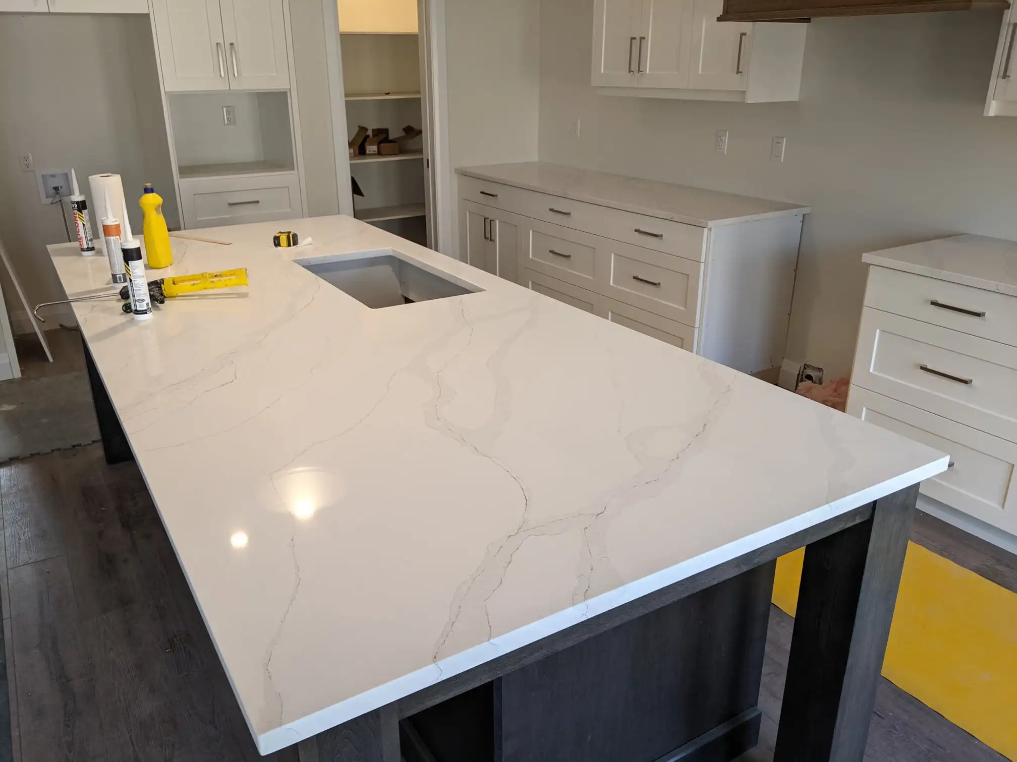 UK Market 2cm/3cm White Calacatta Gold Quartz Stone Slab Price for Calacatta Gold Vanity Top