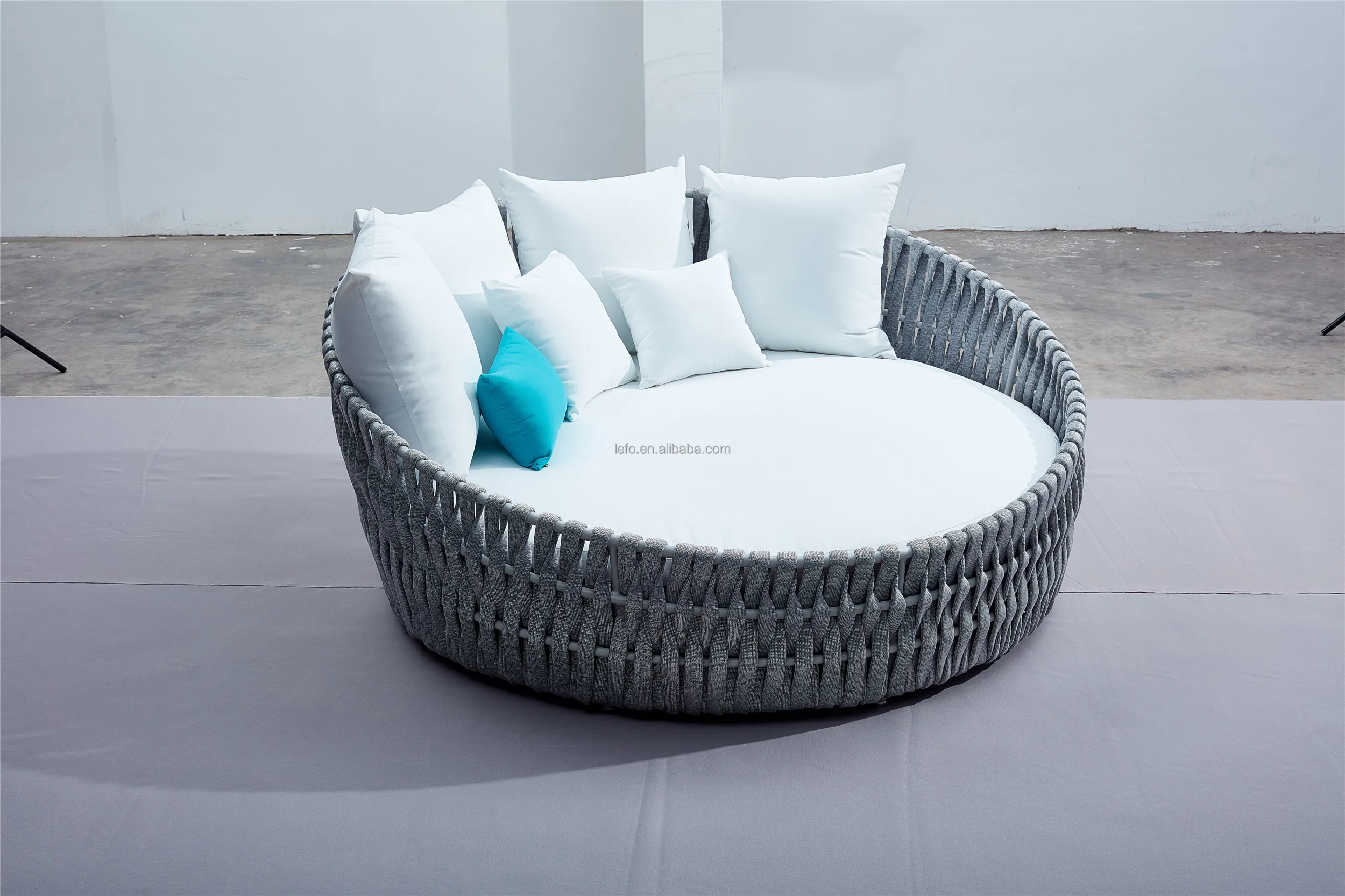 Outdoor rope woven furniture garden sunbed round rattan wicker daybed