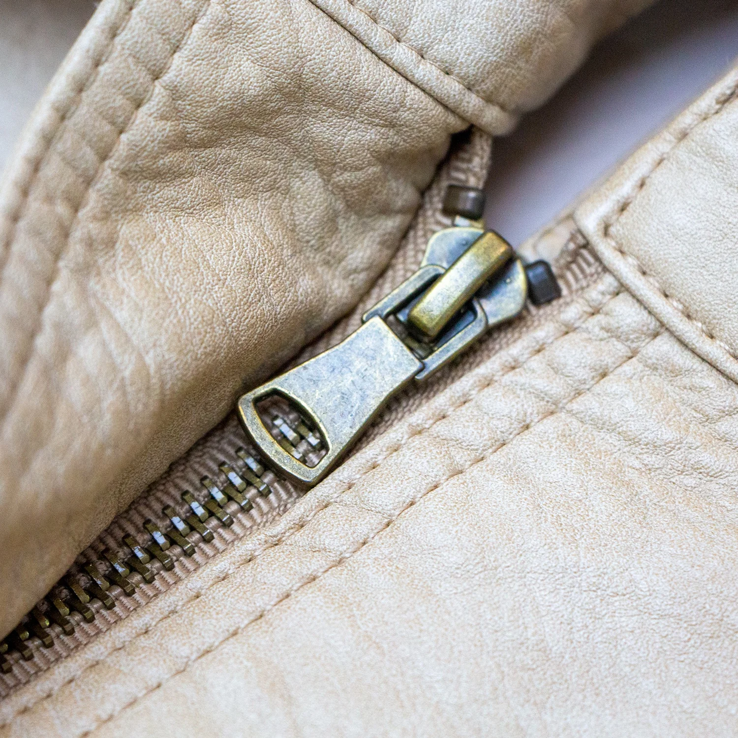 Wholesale Manufacturers Multi Pocket Casual Outerwear Custom Zipper Stylish Designer Beige Leather Bomber Jacket for Women