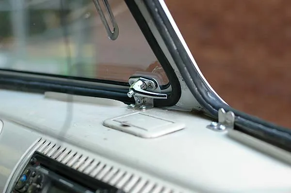 safari window latch.jpg